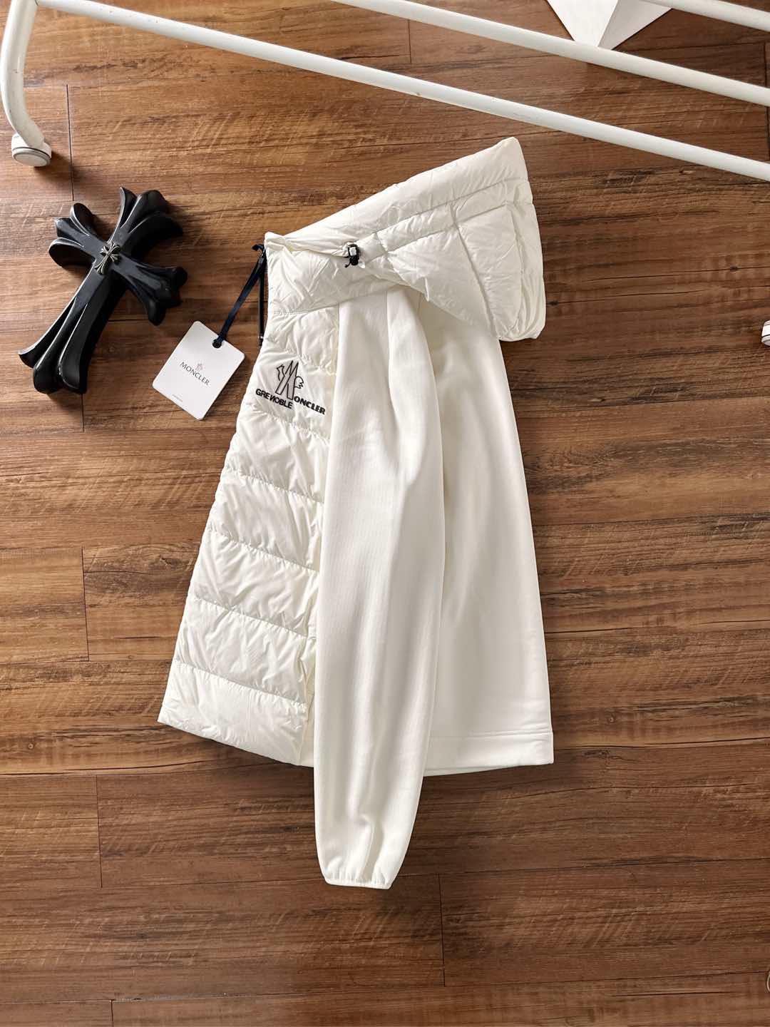 Moncler 蒙口 FW2025新款连帽拼羽绒夹克外套。经典款，一件难求。采用原版定制面料，正身充90