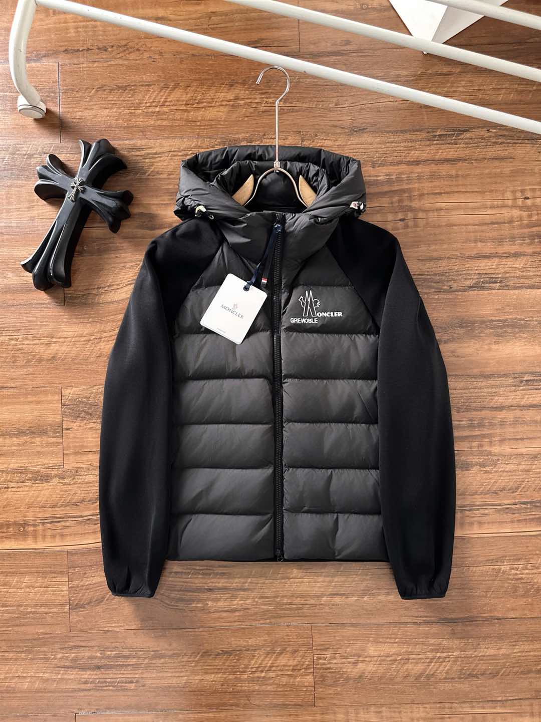 Moncler 蒙口 FW2025新款连帽拼羽绒夹克外套。经典款，一件难求。采用原版定制面料，正身充90