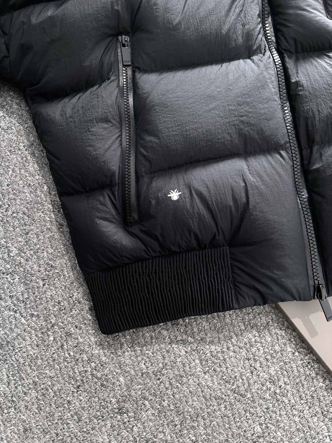 Dior 迪奥 🆕🆕🆕25年冬季最新羽绒服立体剪裁廓形版型上身显瘦帅气！胸前小logo设计、时尚感极强。