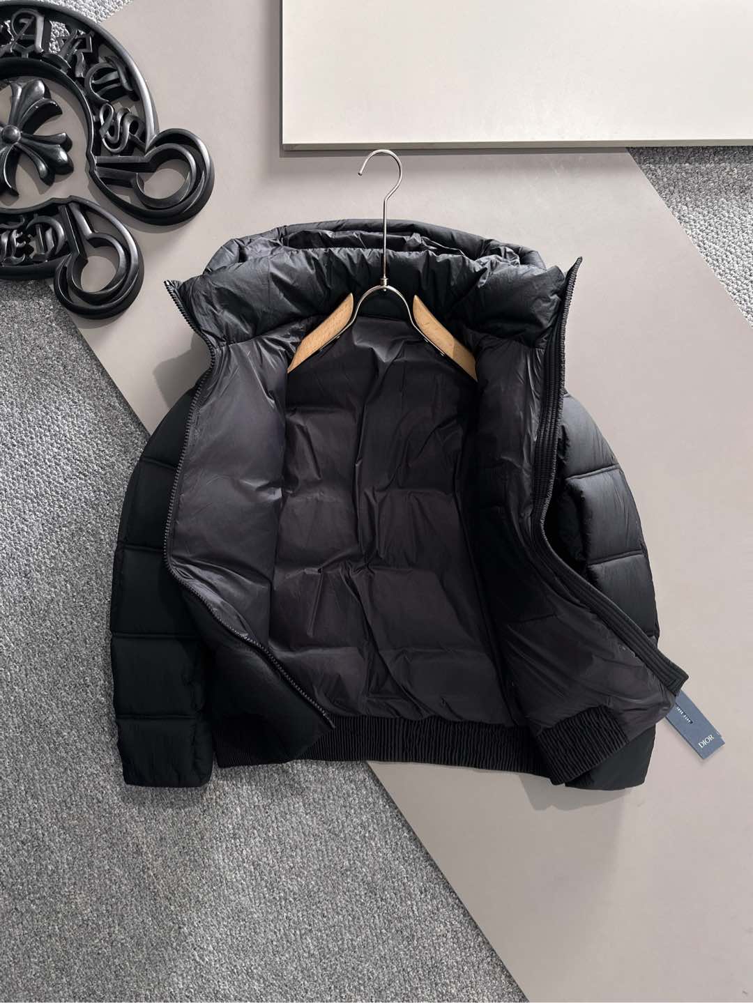 Dior 迪奥 🆕🆕🆕25年冬季最新羽绒服立体剪裁廓形版型上身显瘦帅气！胸前小logo设计、时尚感极强。