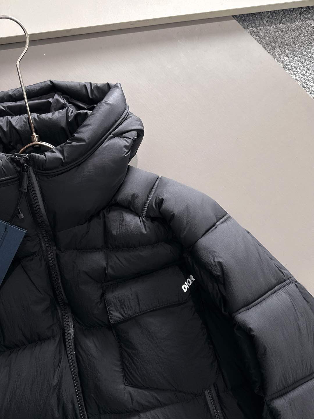 Dior 迪奥 🆕🆕🆕25年冬季最新羽绒服立体剪裁廓形版型上身显瘦帅气！胸前小logo设计、时尚感极强。