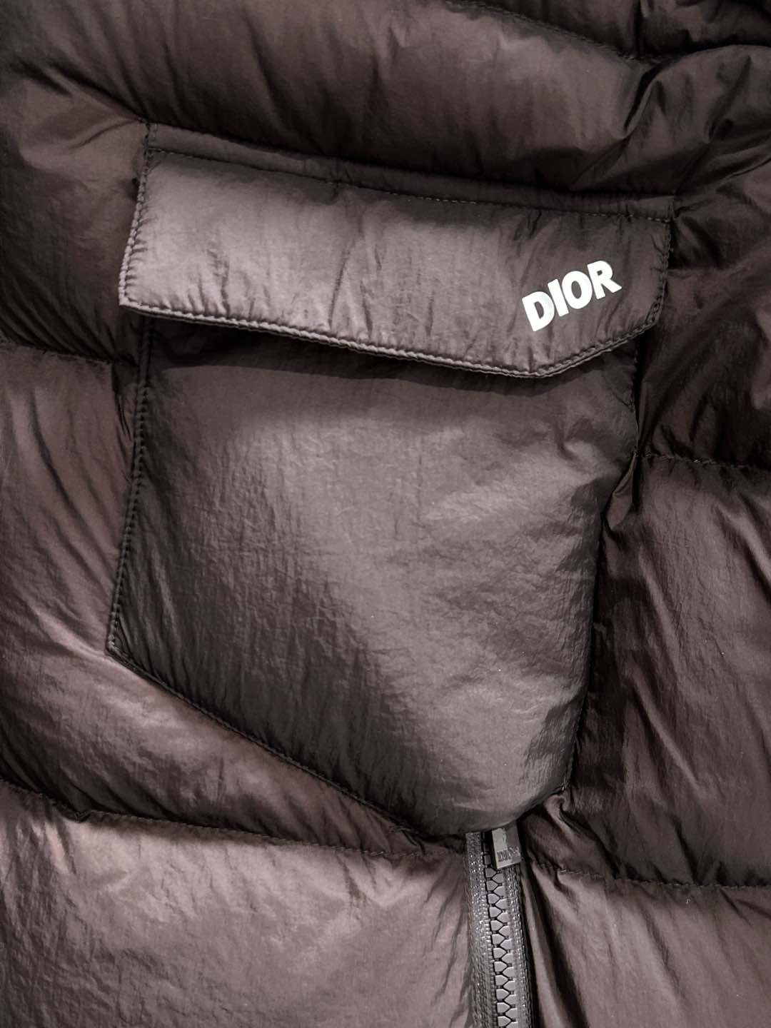 Dior 迪奥 🆕🆕🆕25年冬季最新羽绒服立体剪裁廓形版型上身显瘦帅气！胸前小logo设计、时尚感极强。