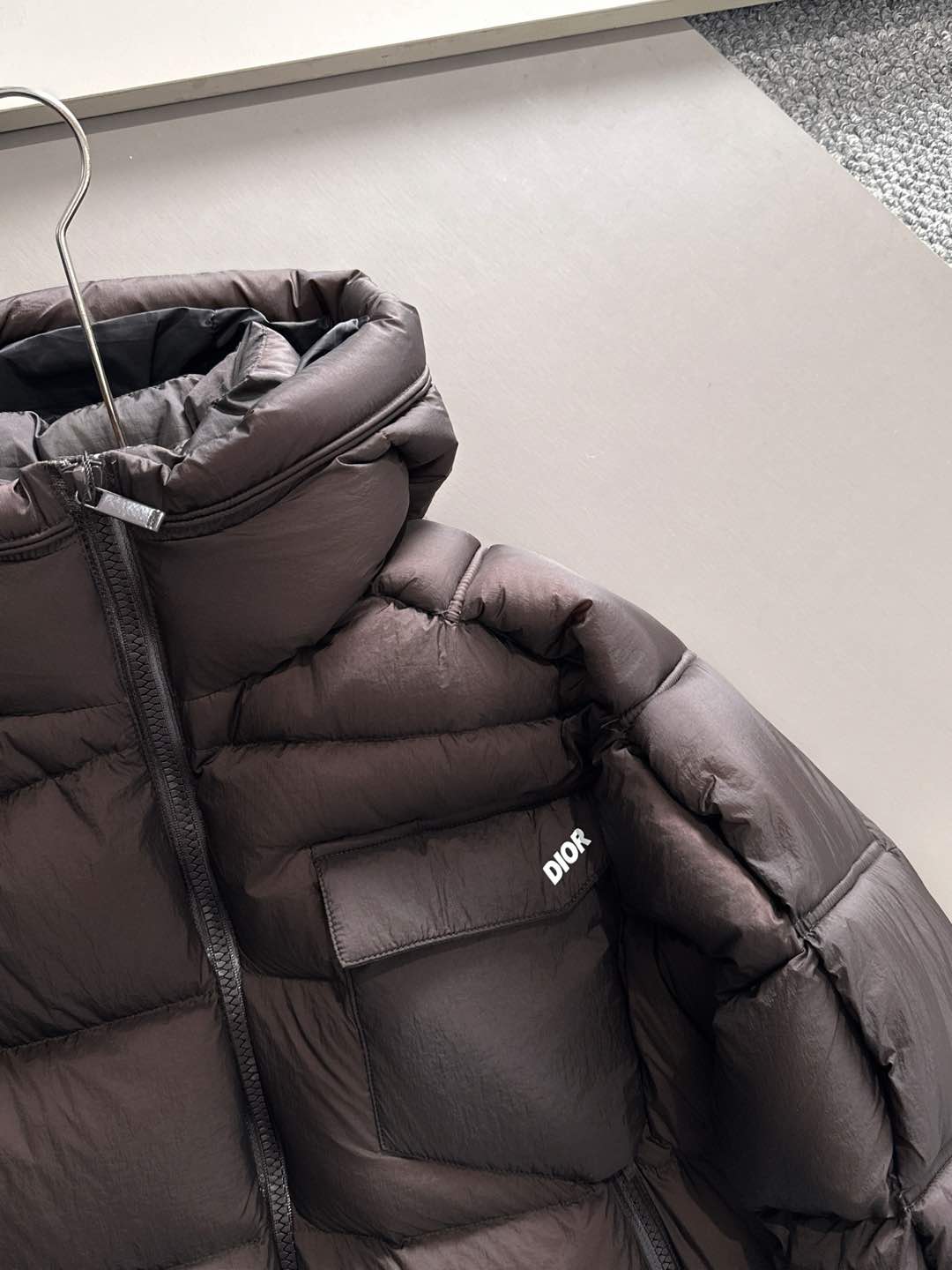 Dior 迪奥 🆕🆕🆕25年冬季最新羽绒服立体剪裁廓形版型上身显瘦帅气！胸前小logo设计、时尚感极强。