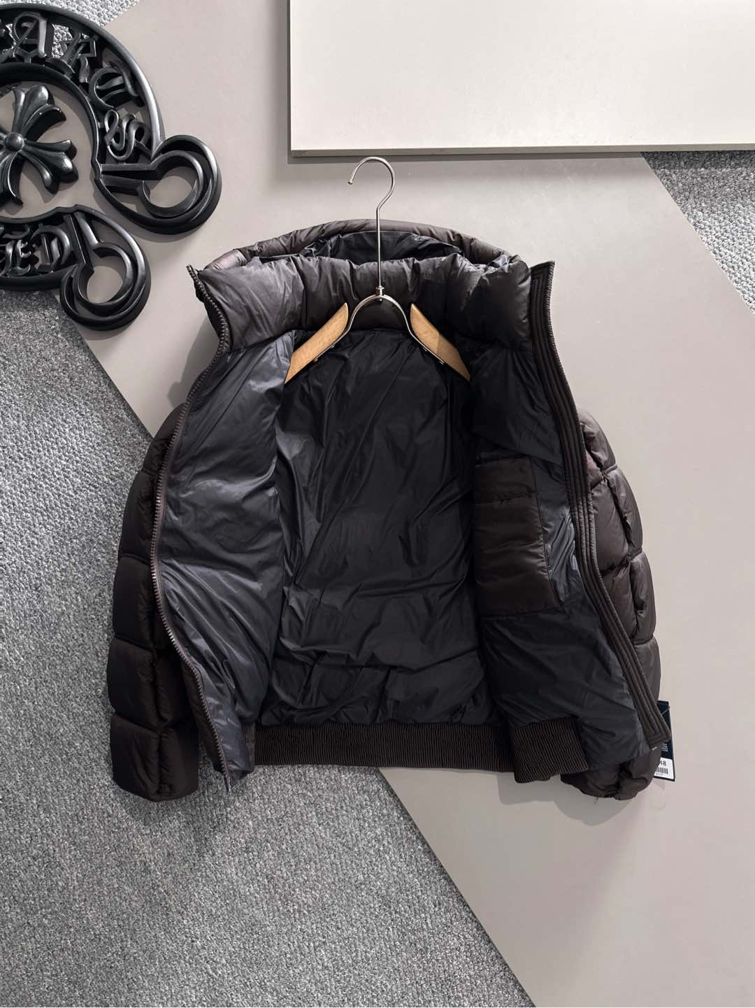 Dior 迪奥 🆕🆕🆕25年冬季最新羽绒服立体剪裁廓形版型上身显瘦帅气！胸前小logo设计、时尚感极强。