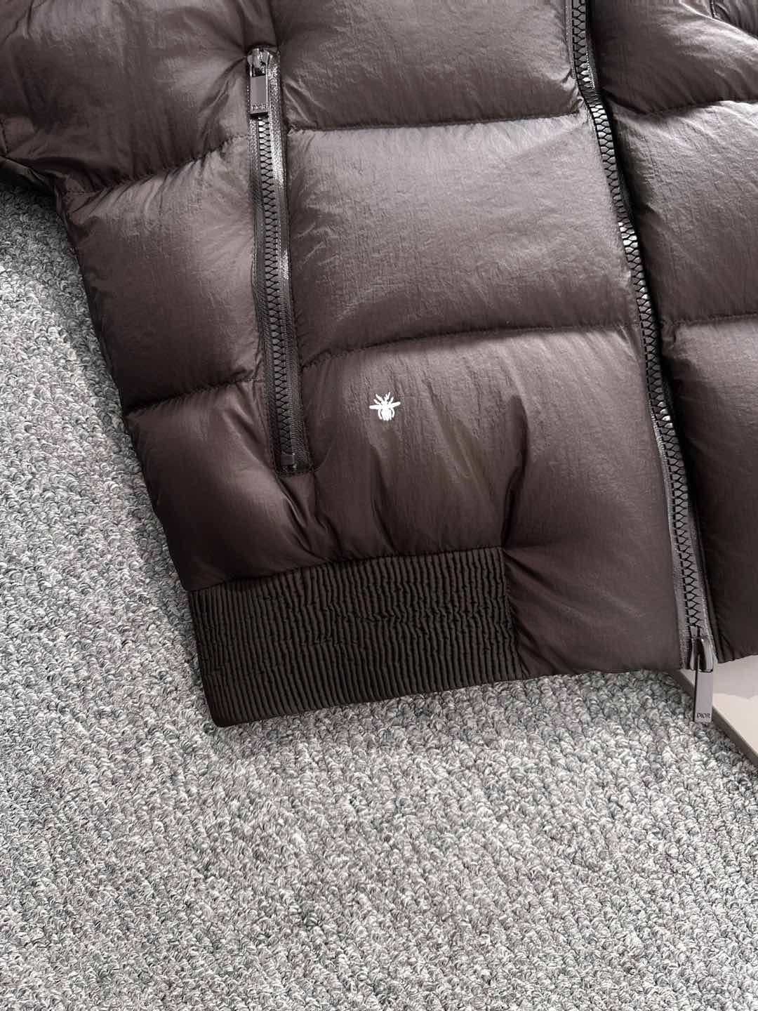 Dior 迪奥 🆕🆕🆕25年冬季最新羽绒服立体剪裁廓形版型上身显瘦帅气！胸前小logo设计、时尚感极强。