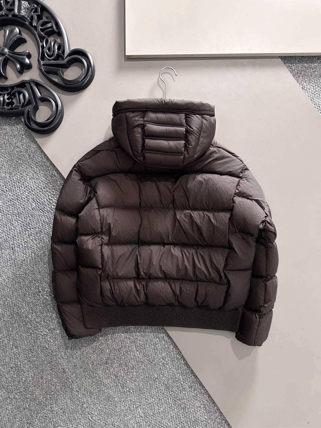 Dior 迪奥 🆕🆕🆕25年冬季最新羽绒服立体剪裁廓形版型上身显瘦帅气！胸前小logo设计、时尚感极强。