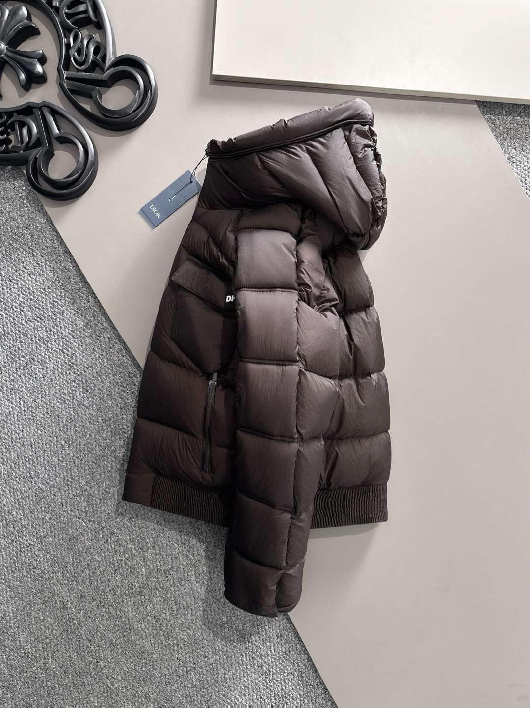 Dior 迪奥 🆕🆕🆕25年冬季最新羽绒服立体剪裁廓形版型上身显瘦帅气！胸前小logo设计、时尚感极强。