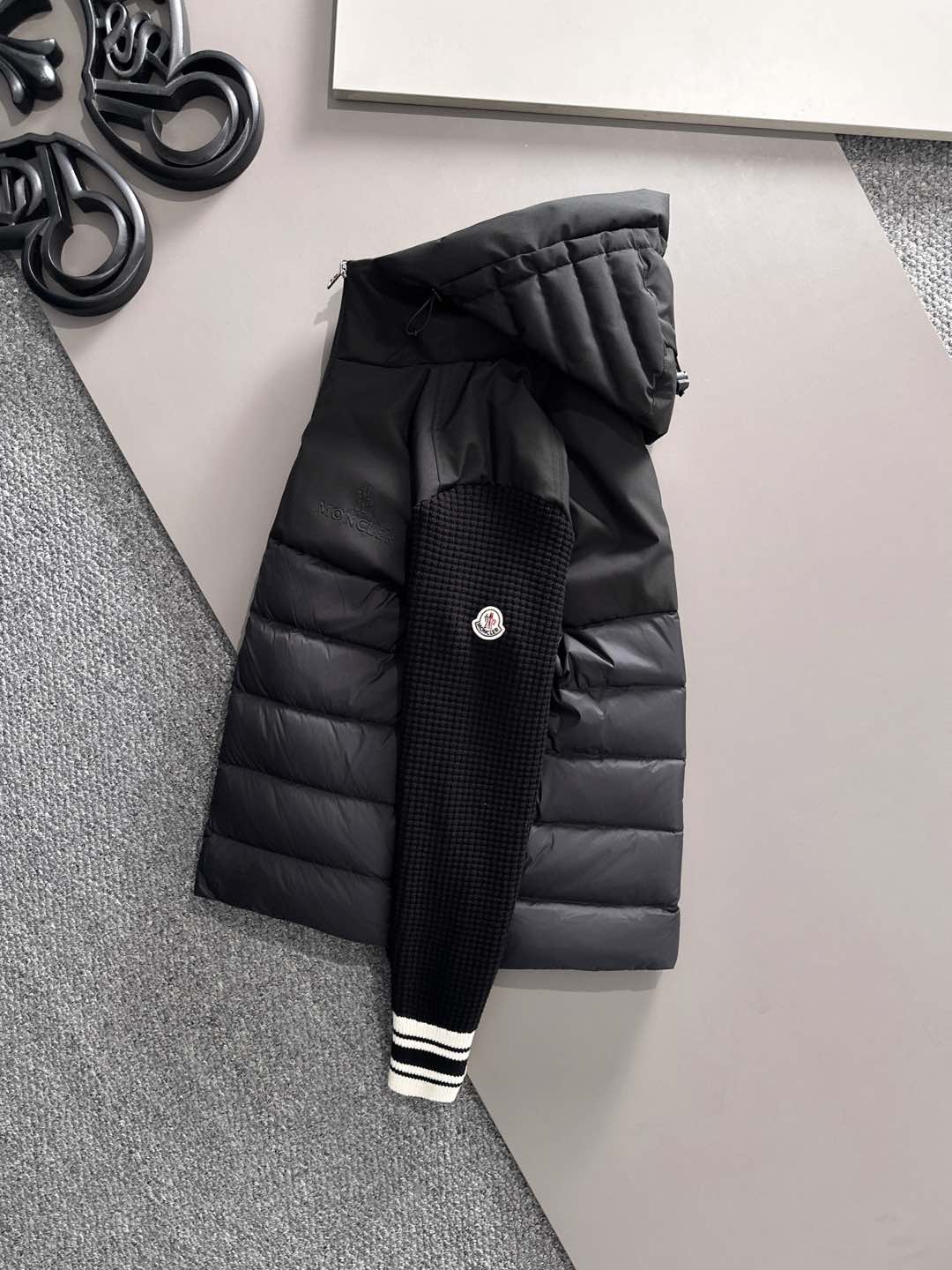 Moncler 蒙口 2025年秋冬新款羽绒服，针织连帽拼接羽绒服采用新国标95白鸭绒，秋冬新品内搭神器