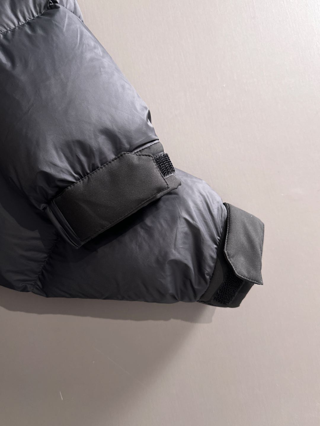 爆款羽绒服 BURBERRY巴宝莉 2025新款羽绒服秀场新品，袖子可拆卸，一衣两穿。品相非常完美，专柜