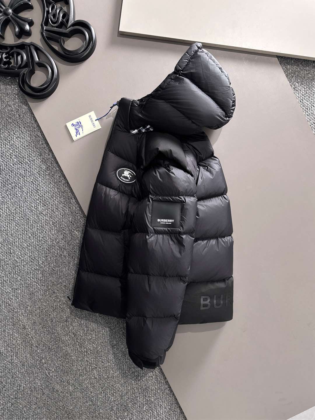 爆款羽绒服 BURBERRY巴宝莉 2025新款羽绒服秀场新品，袖子可拆卸，一衣两穿。品相非常完美，专柜