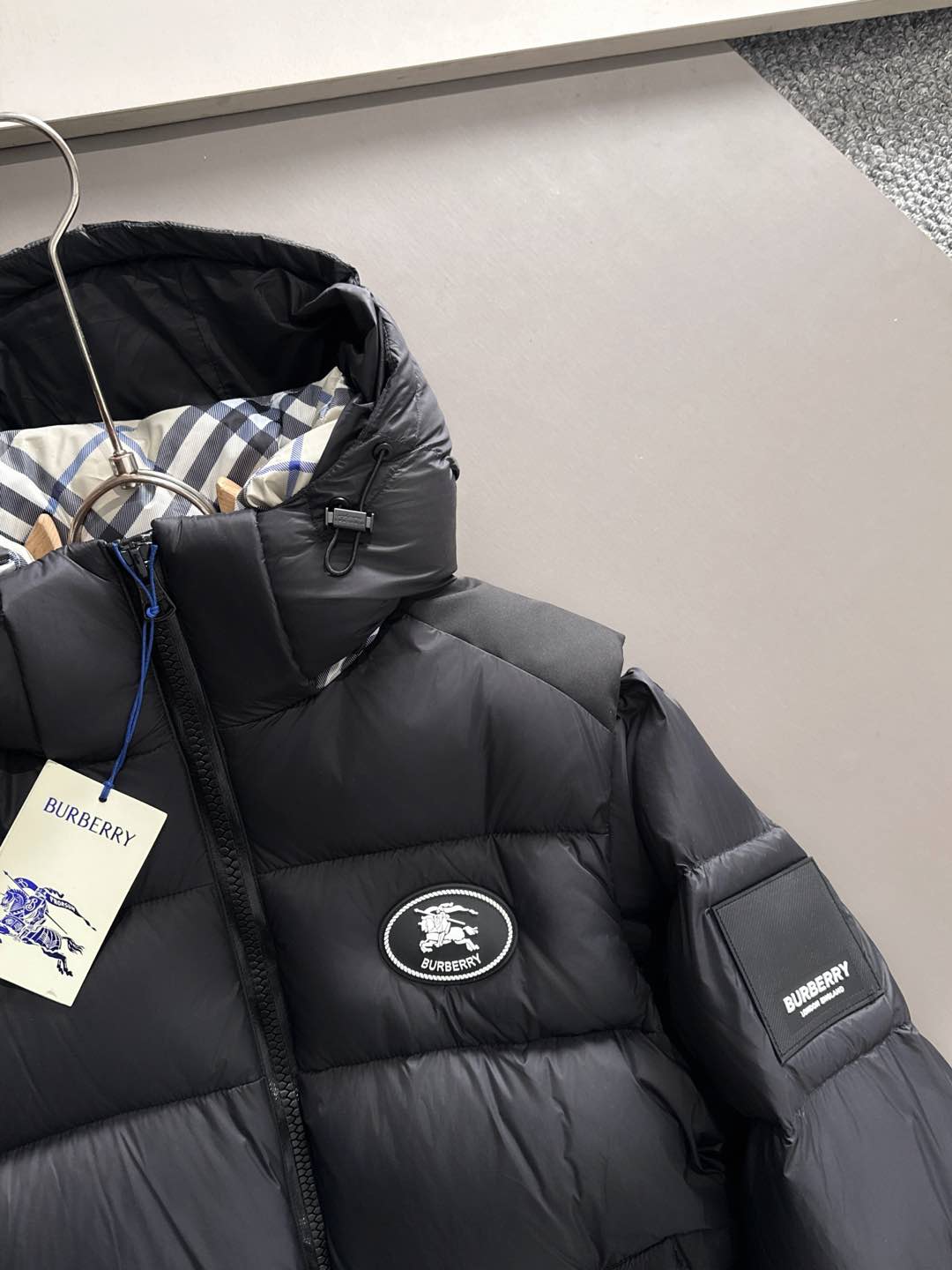 爆款羽绒服 BURBERRY巴宝莉 2025新款羽绒服秀场新品，袖子可拆卸，一衣两穿。品相非常完美，专柜