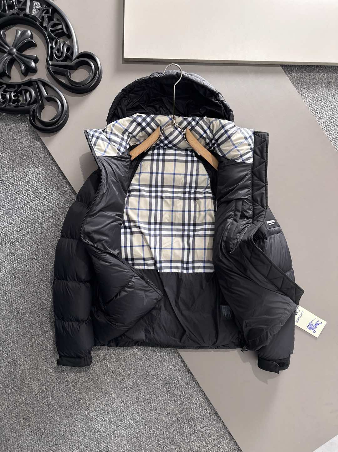 爆款羽绒服 BURBERRY巴宝莉 2025新款羽绒服秀场新品，袖子可拆卸，一衣两穿。品相非常完美，专柜