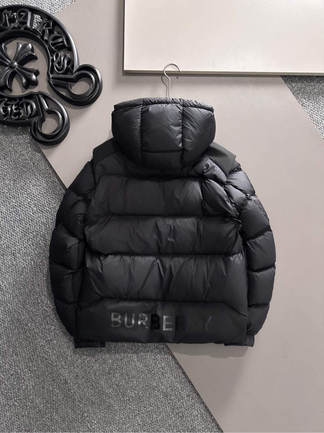 爆款羽绒服 BURBERRY巴宝莉 2025新款羽绒服秀场新品，袖子可拆卸，一衣两穿。品相非常完美，专柜