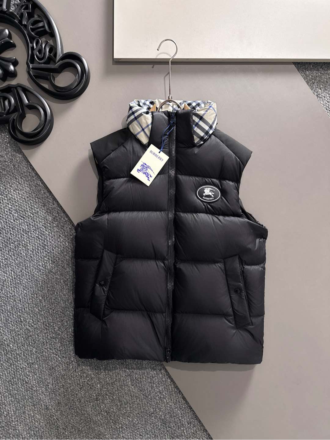 爆款羽绒服 BURBERRY巴宝莉 2025新款羽绒服秀场新品，袖子可拆卸，一衣两穿。品相非常完美，专柜