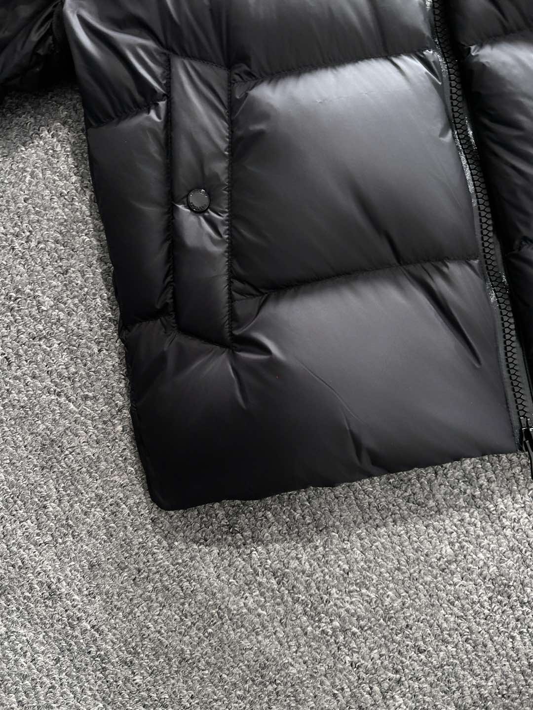 爆款羽绒服 BURBERRY巴宝莉 2025新款羽绒服秀场新品，袖子可拆卸，一衣两穿。品相非常完美，专柜