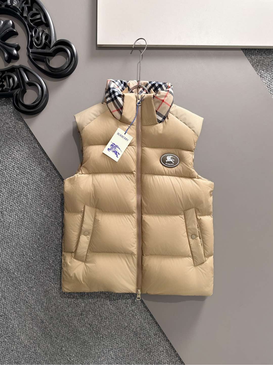 爆款羽绒服 BURBERRY巴宝莉 2025新款羽绒服秀场新品，袖子可拆卸，一衣两穿。品相非常完美，专柜