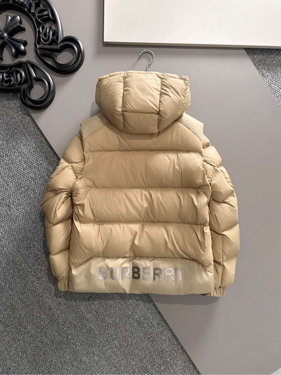 爆款羽绒服 BURBERRY巴宝莉 2025新款羽绒服秀场新品，袖子可拆卸，一衣两穿。品相非常完美，专柜