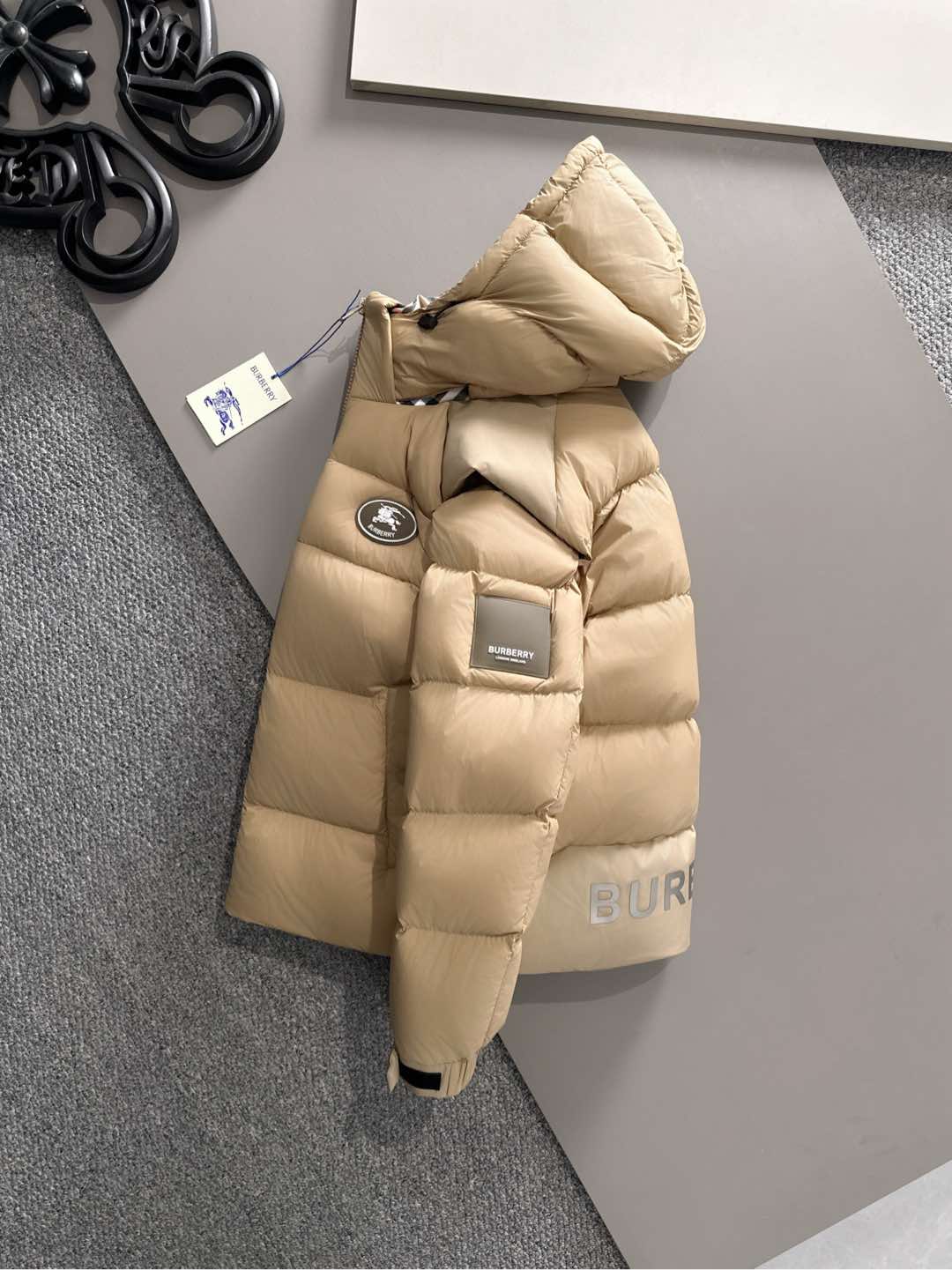 爆款羽绒服 BURBERRY巴宝莉 2025新款羽绒服秀场新品，袖子可拆卸，一衣两穿。品相非常完美，专柜