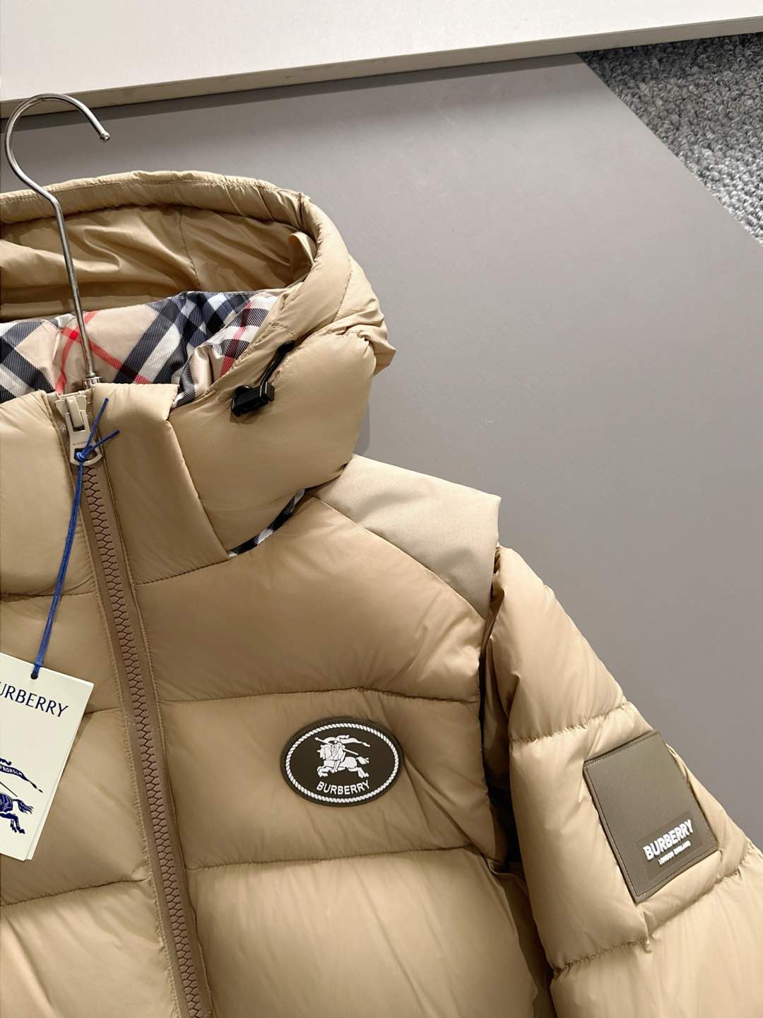 爆款羽绒服 BURBERRY巴宝莉 2025新款羽绒服秀场新品，袖子可拆卸，一衣两穿。品相非常完美，专柜