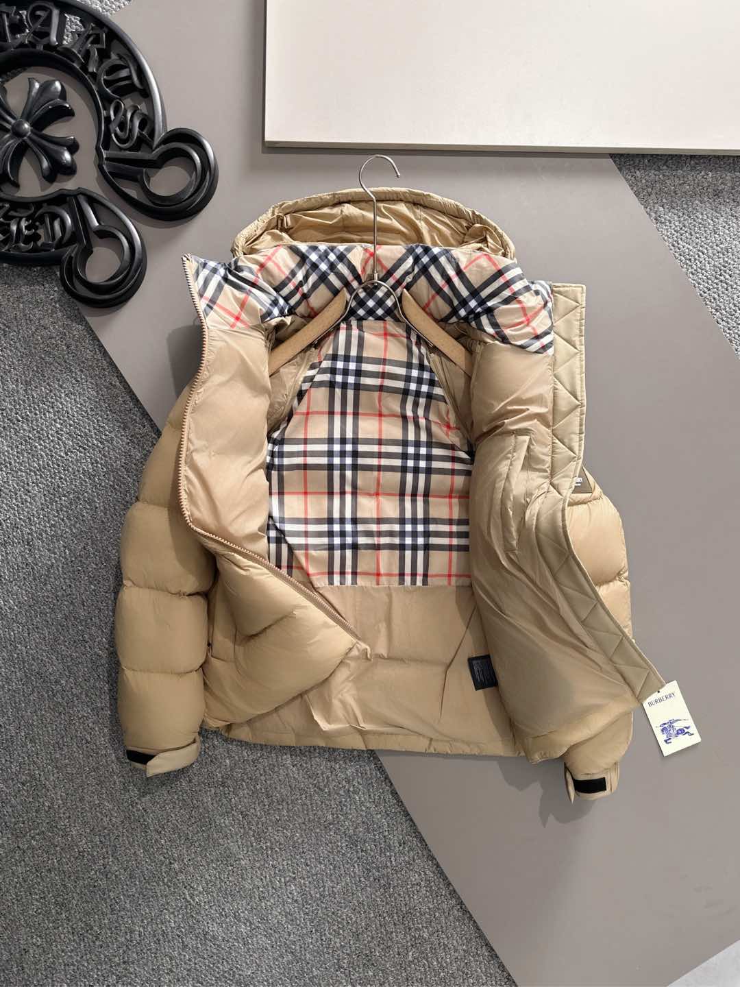 爆款羽绒服 BURBERRY巴宝莉 2025新款羽绒服秀场新品，袖子可拆卸，一衣两穿。品相非常完美，专柜