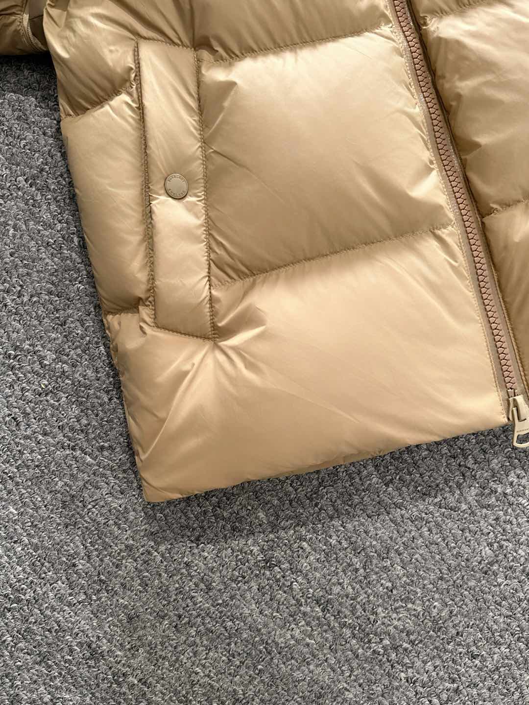 爆款羽绒服 BURBERRY巴宝莉 2025新款羽绒服秀场新品，袖子可拆卸，一衣两穿。品相非常完美，专柜