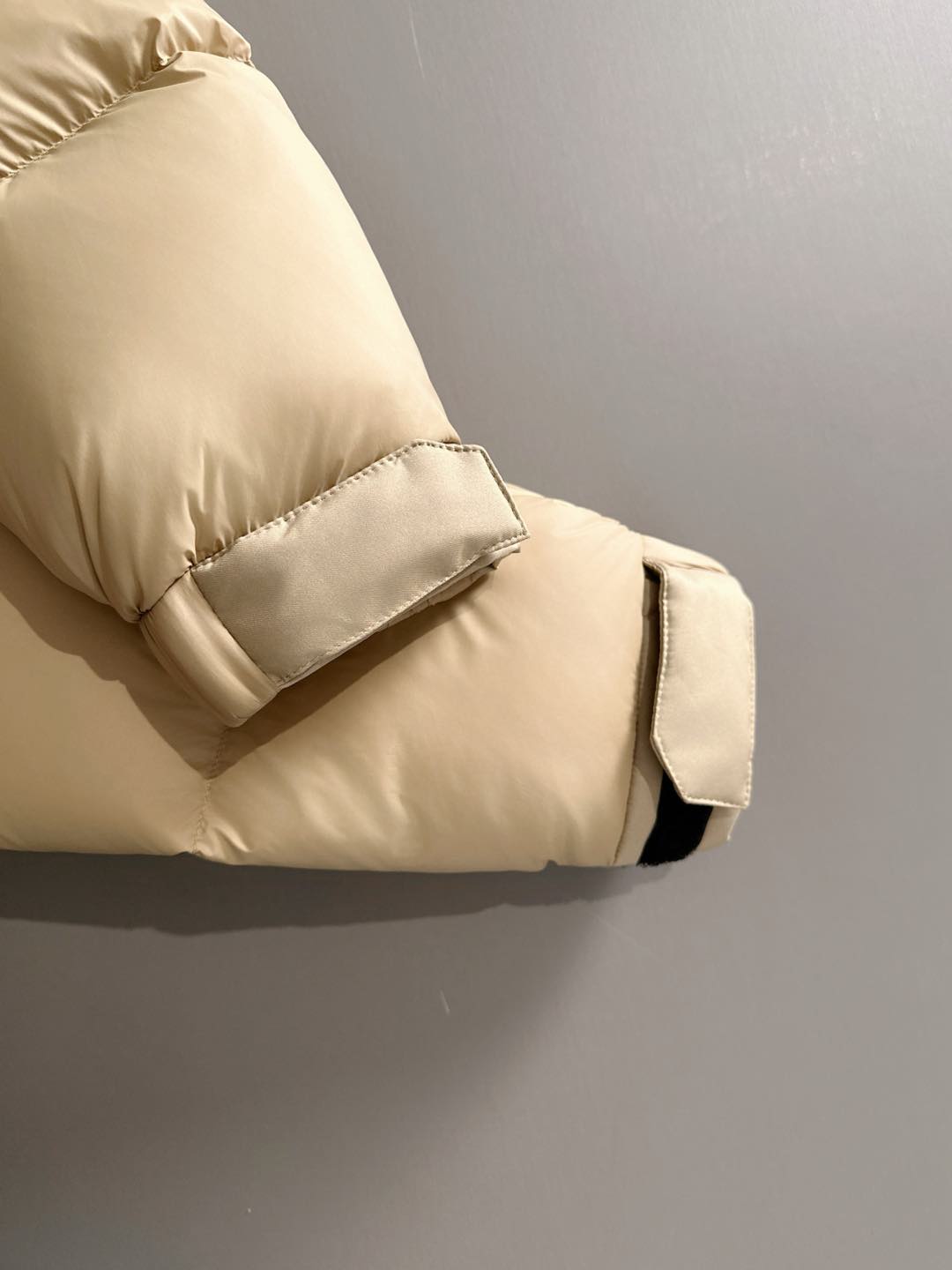 爆款羽绒服 BURBERRY巴宝莉 2025新款羽绒服秀场新品，袖子可拆卸，一衣两穿。品相非常完美，专柜