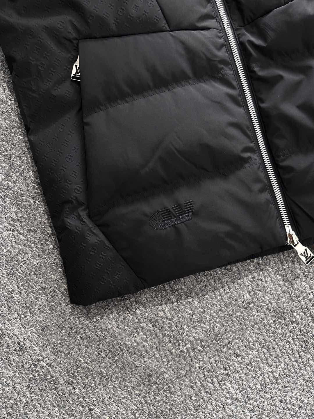 LOUIS*VUITTON 路易威登 FW2025秋冬新款羽绒服，Lv徽标压花钢印老花拼接连帽璀璨登场，