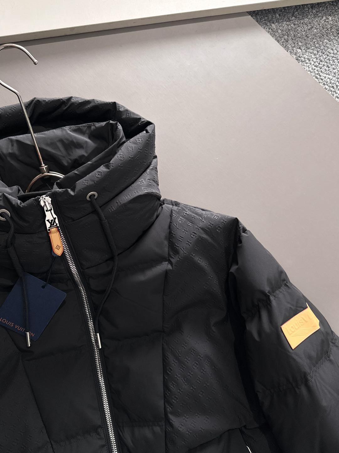 LOUIS*VUITTON 路易威登 FW2025秋冬新款羽绒服，Lv徽标压花钢印老花拼接连帽璀璨登场，