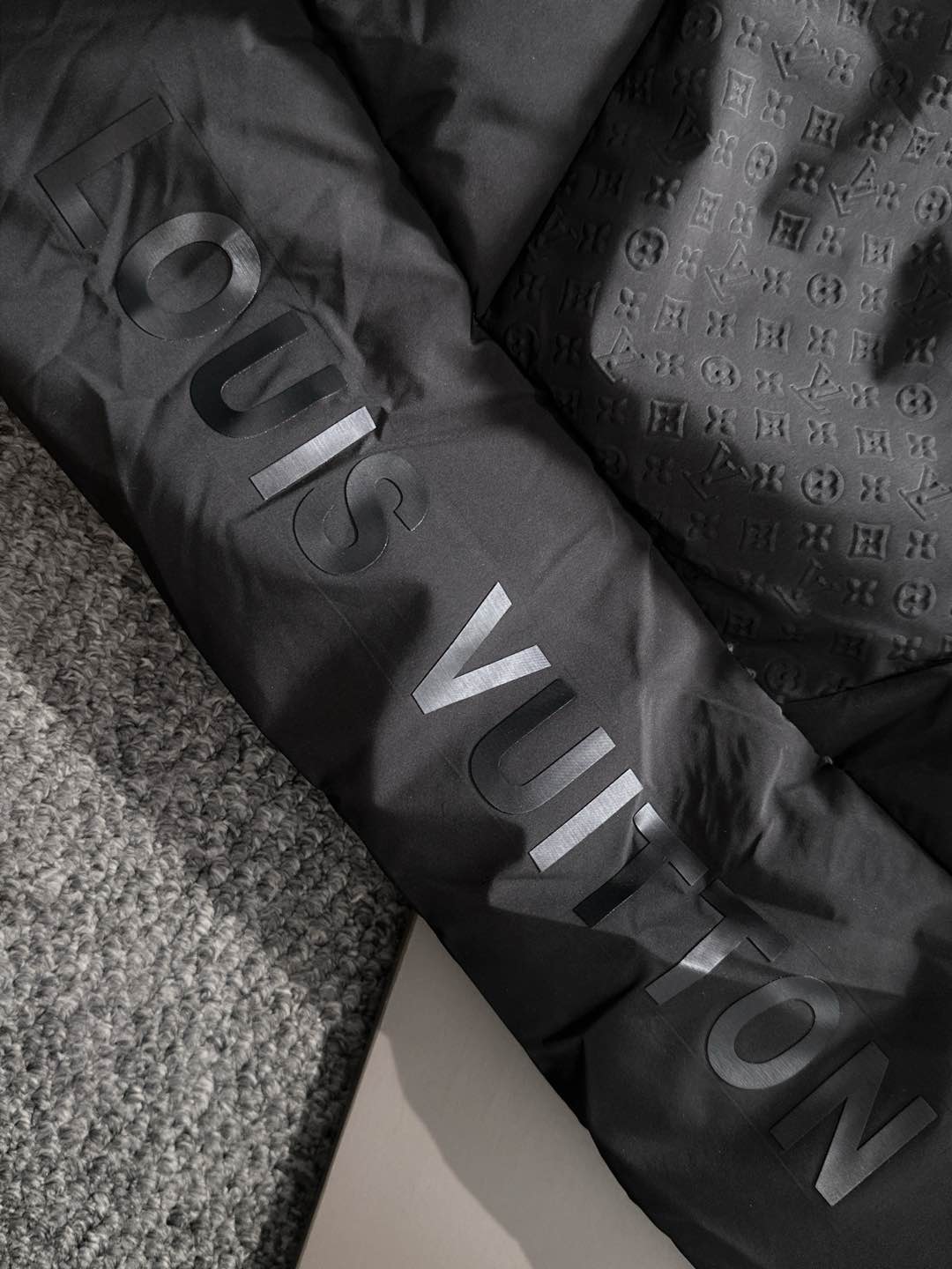 LOUIS*VUITTON 路易威登 FW2025秋冬新款羽绒服，Lv徽标压花钢印老花拼接连帽璀璨登场，