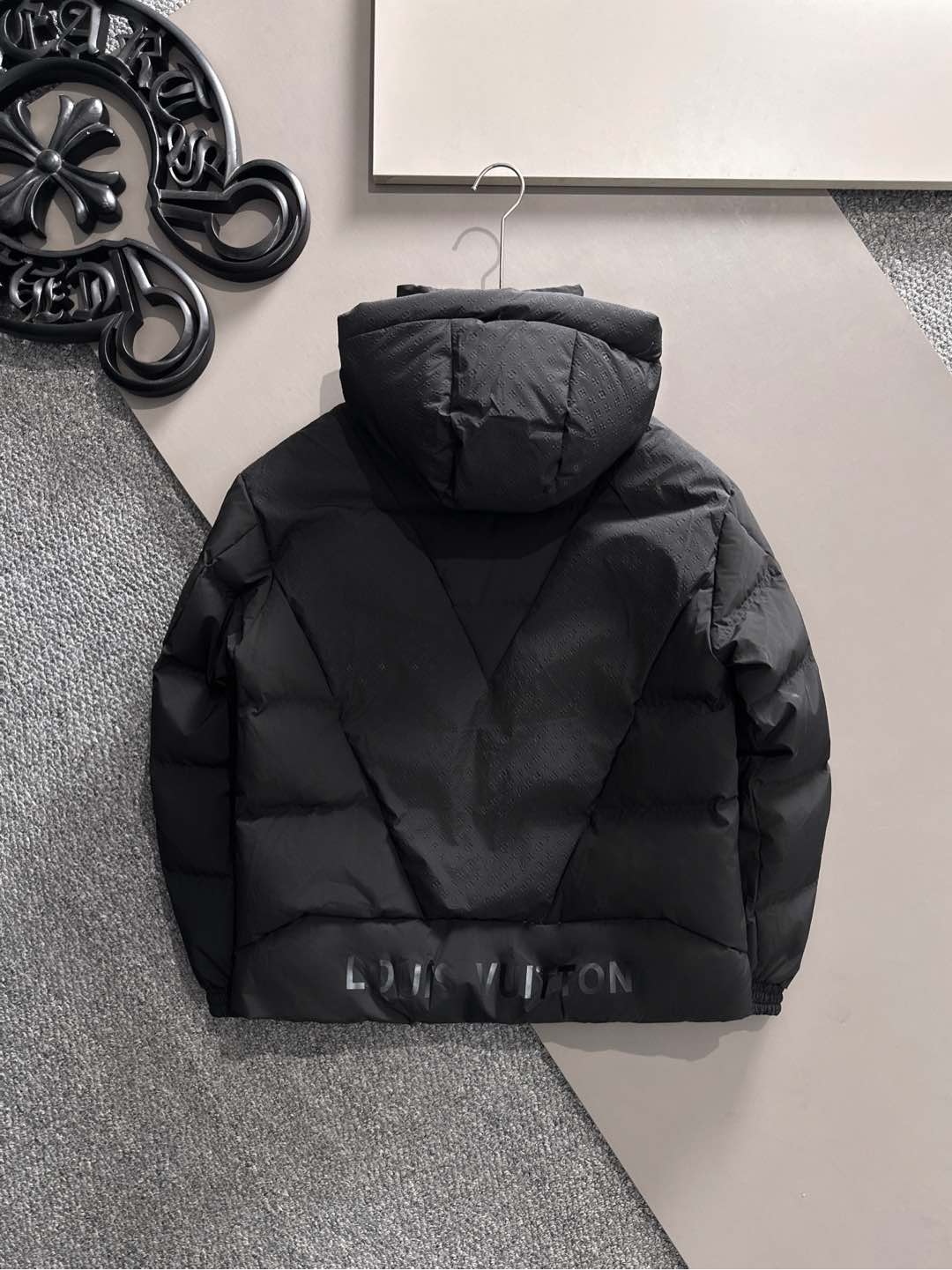 LOUIS*VUITTON 路易威登 FW2025秋冬新款羽绒服，Lv徽标压花钢印老花拼接连帽璀璨登场，