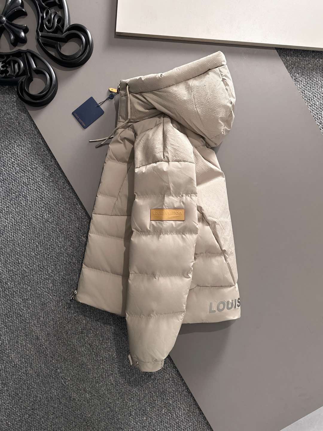 LOUIS*VUITTON 路易威登 FW2025秋冬新款羽绒服，Lv徽标压花钢印老花拼接连帽璀璨登场，