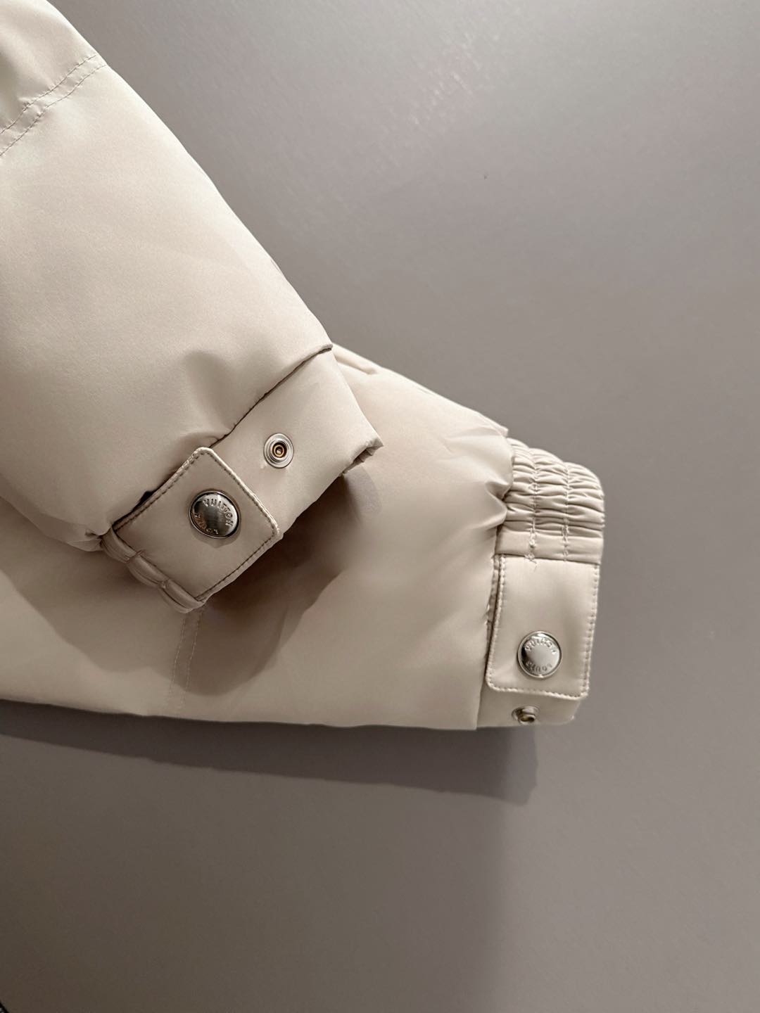 LOUIS*VUITTON 路易威登 FW2025秋冬新款羽绒服，Lv徽标压花钢印老花拼接连帽璀璨登场，