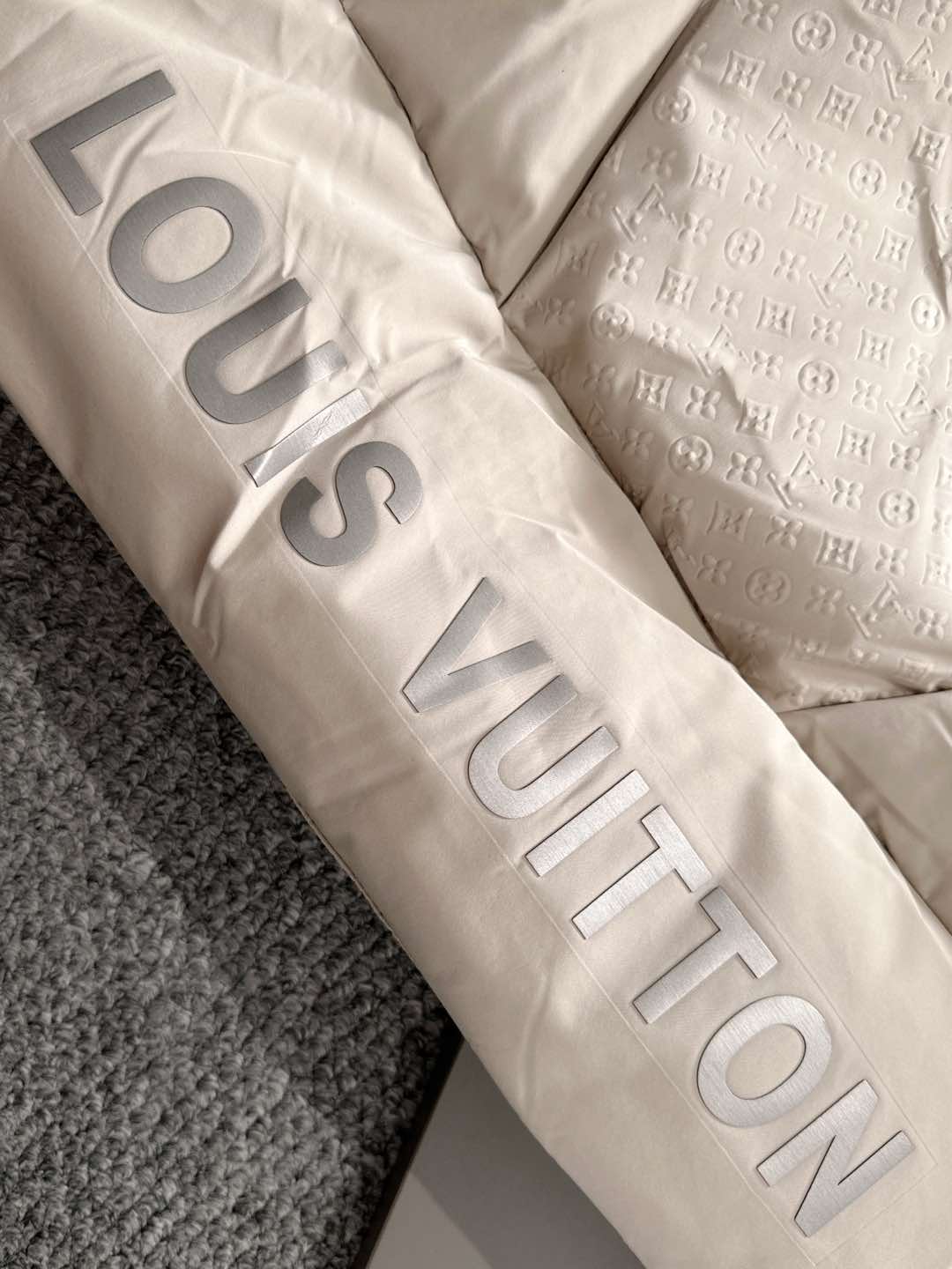 LOUIS*VUITTON 路易威登 FW2025秋冬新款羽绒服，Lv徽标压花钢印老花拼接连帽璀璨登场，