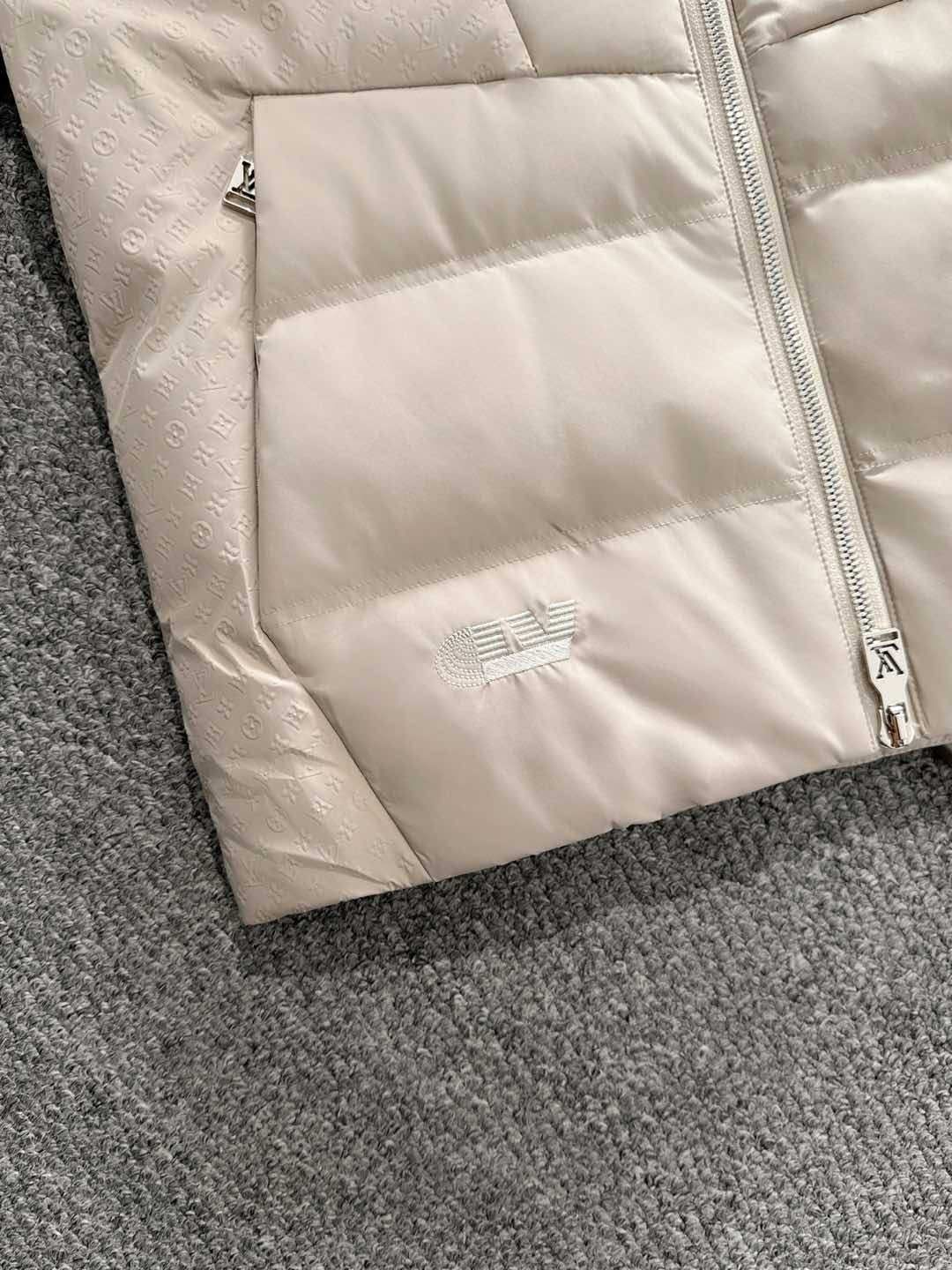 LOUIS*VUITTON 路易威登 FW2025秋冬新款羽绒服，Lv徽标压花钢印老花拼接连帽璀璨登场，