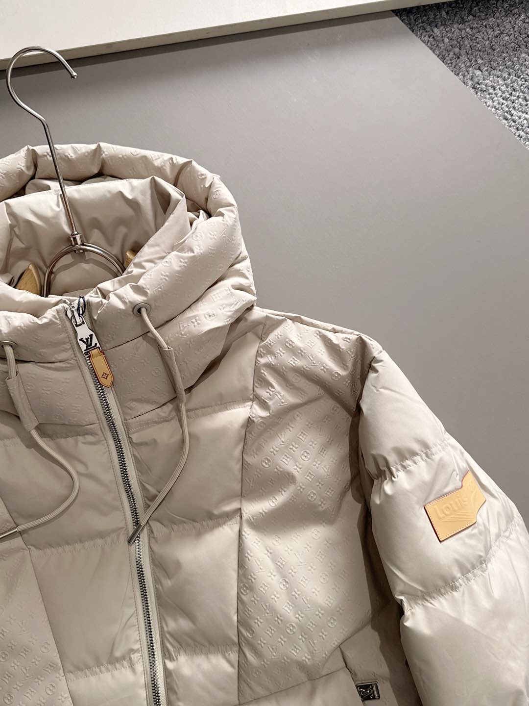 LOUIS*VUITTON 路易威登 FW2025秋冬新款羽绒服，Lv徽标压花钢印老花拼接连帽璀璨登场，