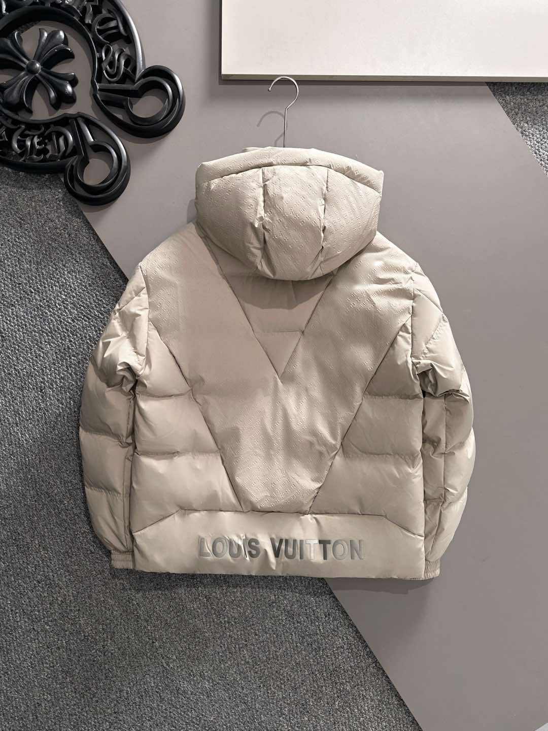 LOUIS*VUITTON 路易威登 FW2025秋冬新款羽绒服，Lv徽标压花钢印老花拼接连帽璀璨登场，