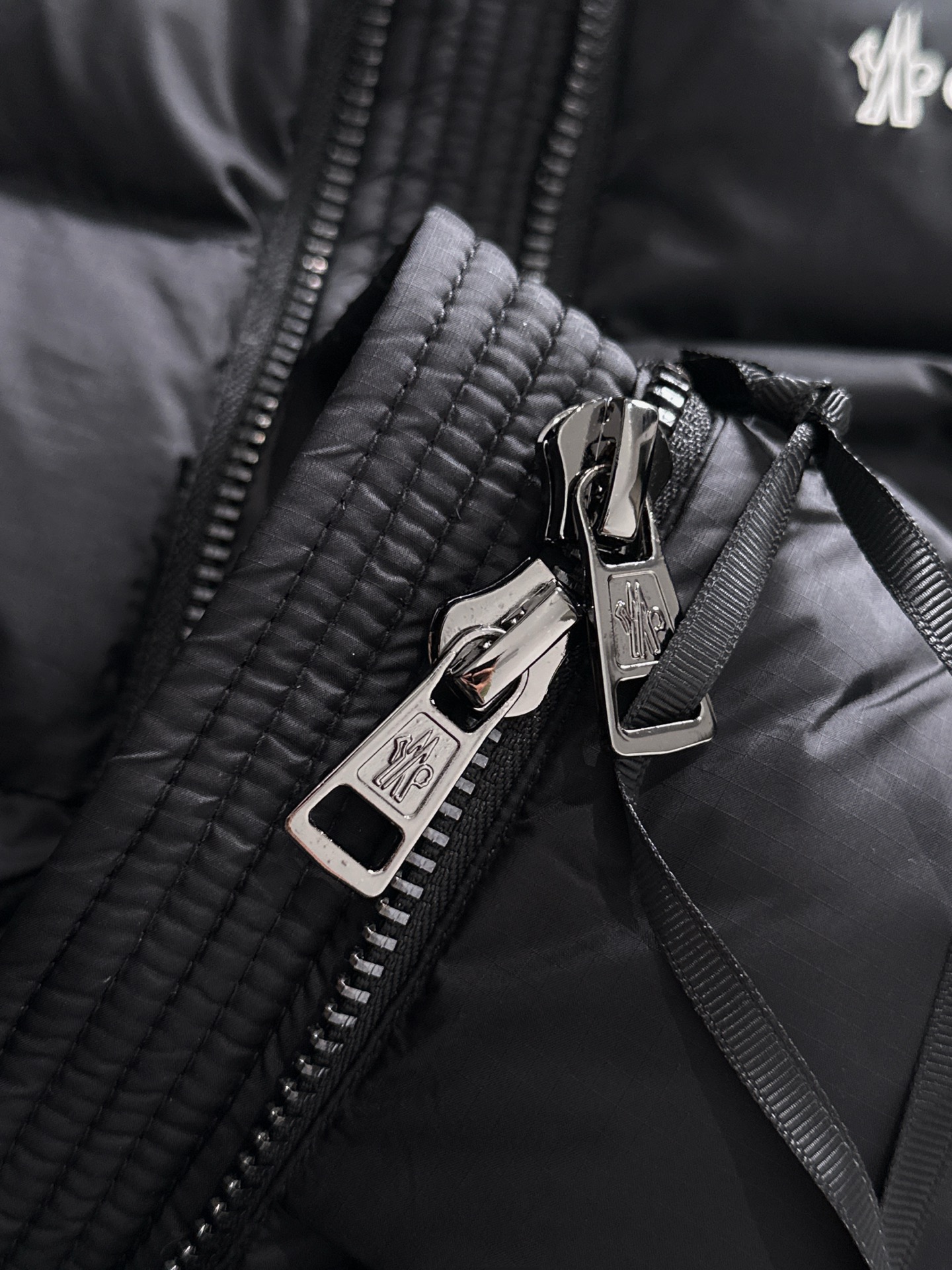 Moncler 蒙口🆕🆕🆕25年冬季新款羽绒服马甲立领羽绒马甲，原版订制五金配件，采用顶级90白鸭绒超柔