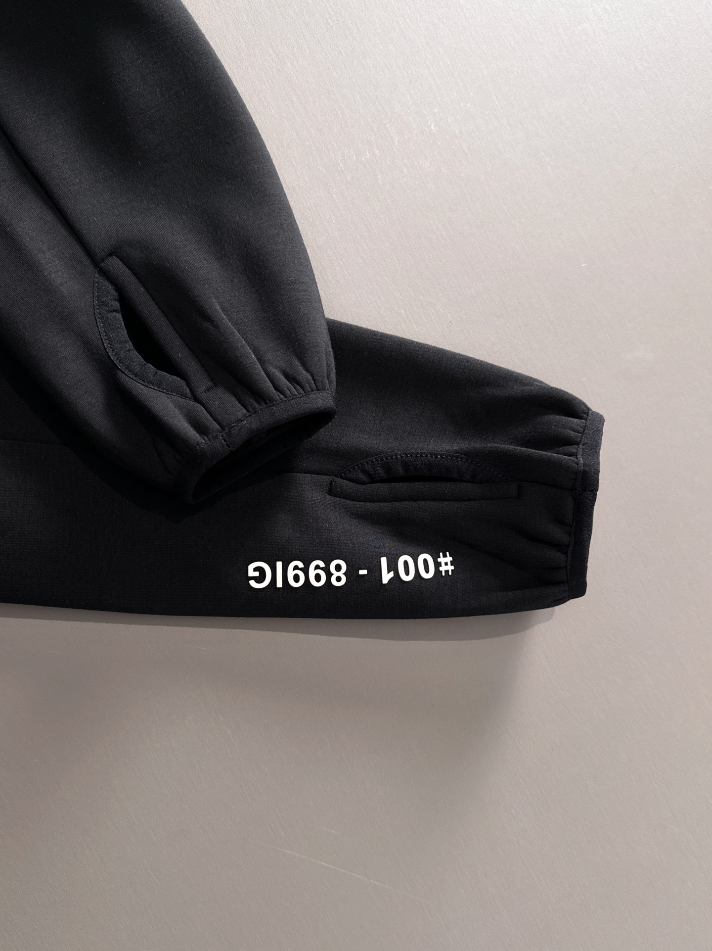 Moncler 蒙口 FW2025新款连帽拼羽绒夹克外套。经典款，一件难求。采用原版定制面料，正身充90