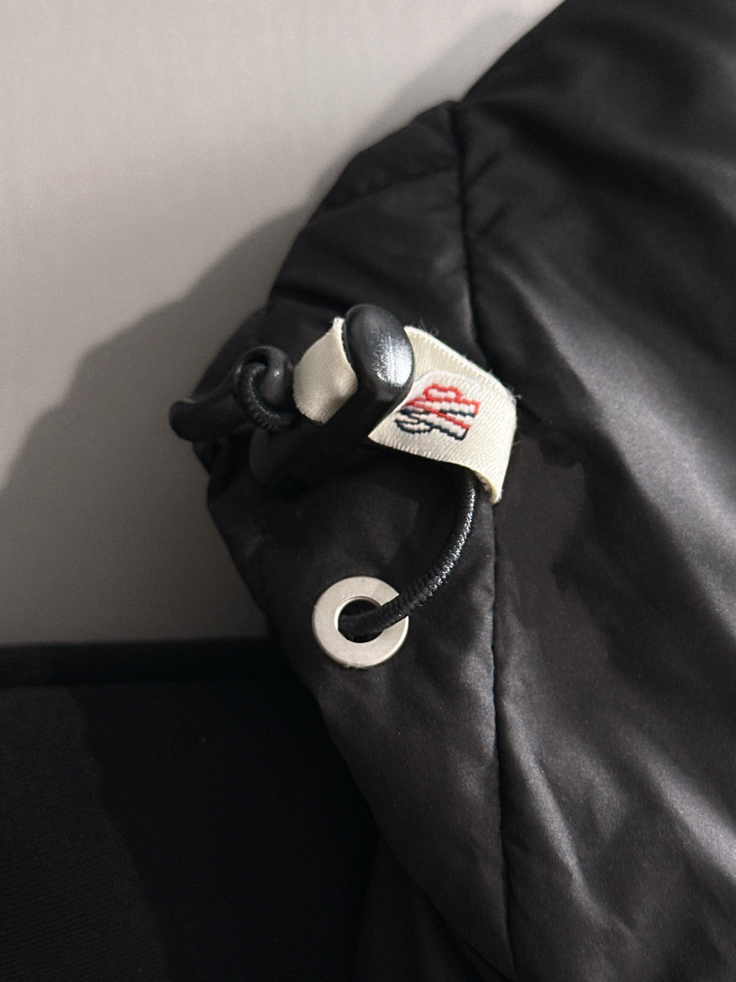 Moncler 蒙口 FW2025新款连帽拼羽绒夹克外套。经典款，一件难求。采用原版定制面料，正身充90