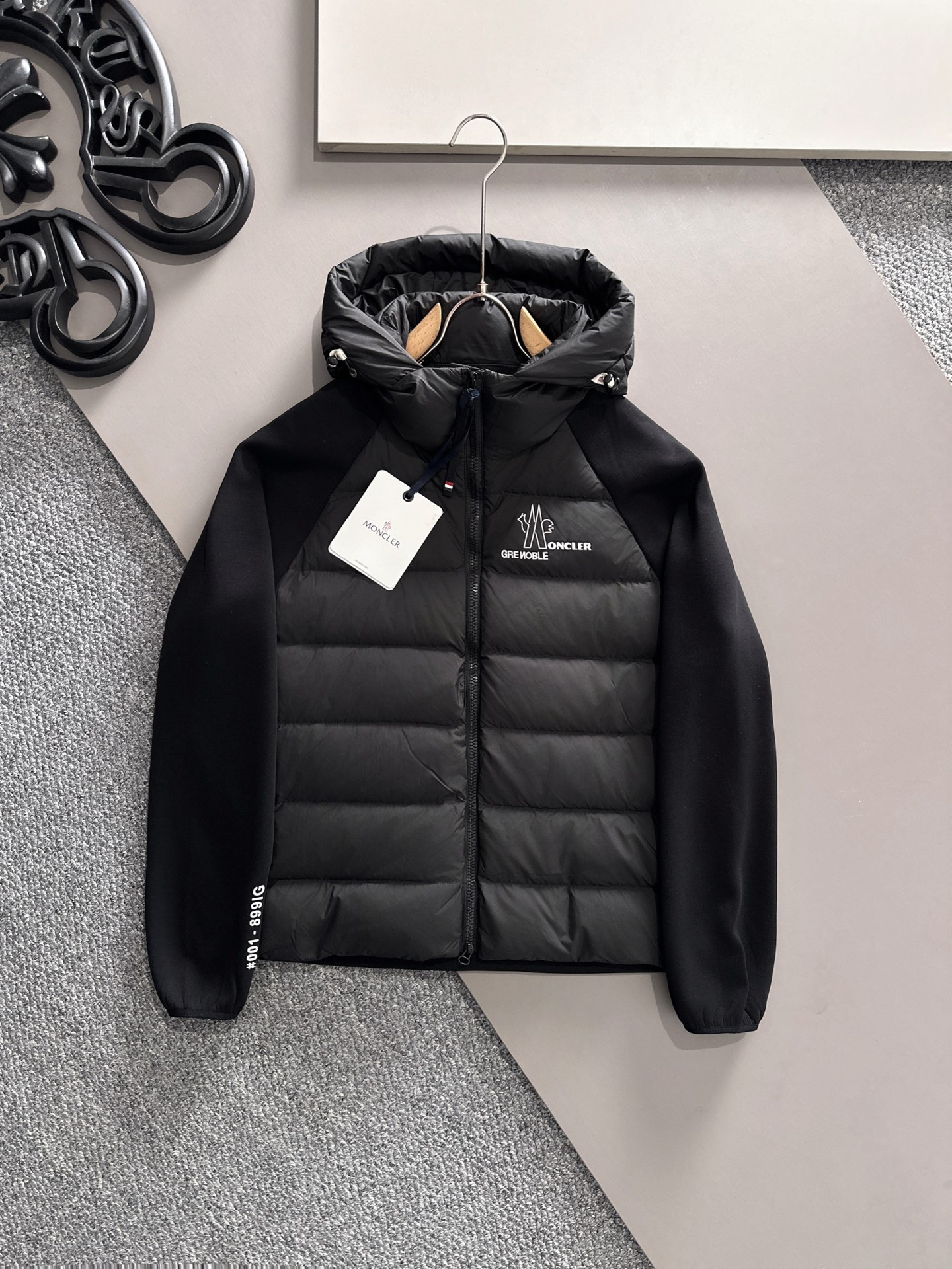 Moncler 蒙口 FW2025新款连帽拼羽绒夹克外套。经典款，一件难求。采用原版定制面料，正身充90