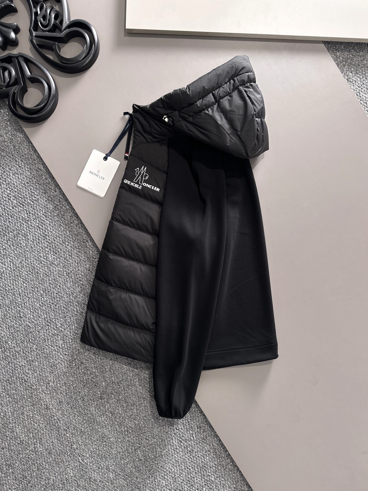 Moncler 蒙口 FW2025新款连帽拼羽绒夹克外套。经典款，一件难求。采用原版定制面料，正身充90