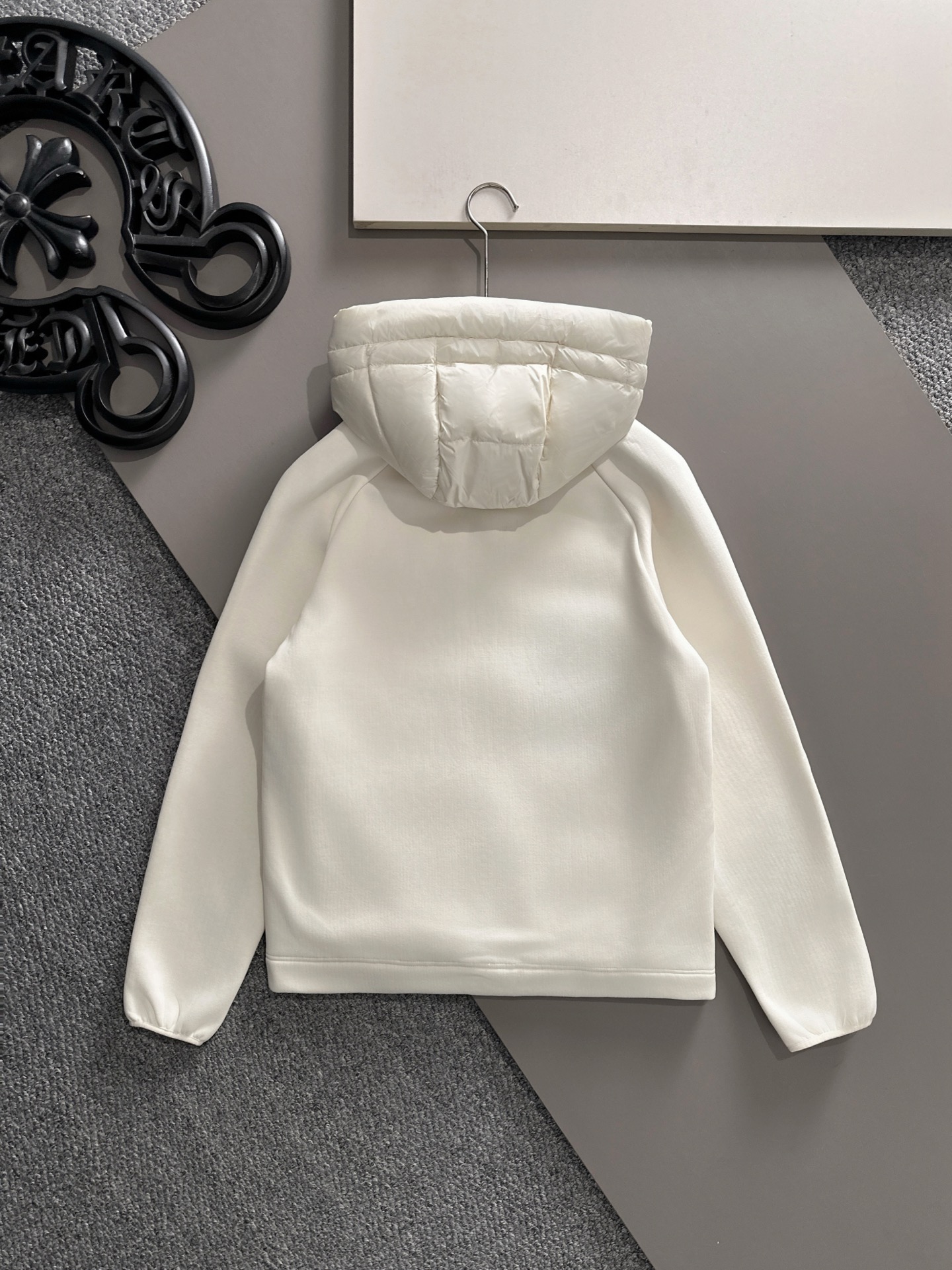 Moncler 蒙口 FW2025新款连帽拼羽绒夹克外套。经典款，一件难求。采用原版定制面料，正身充90