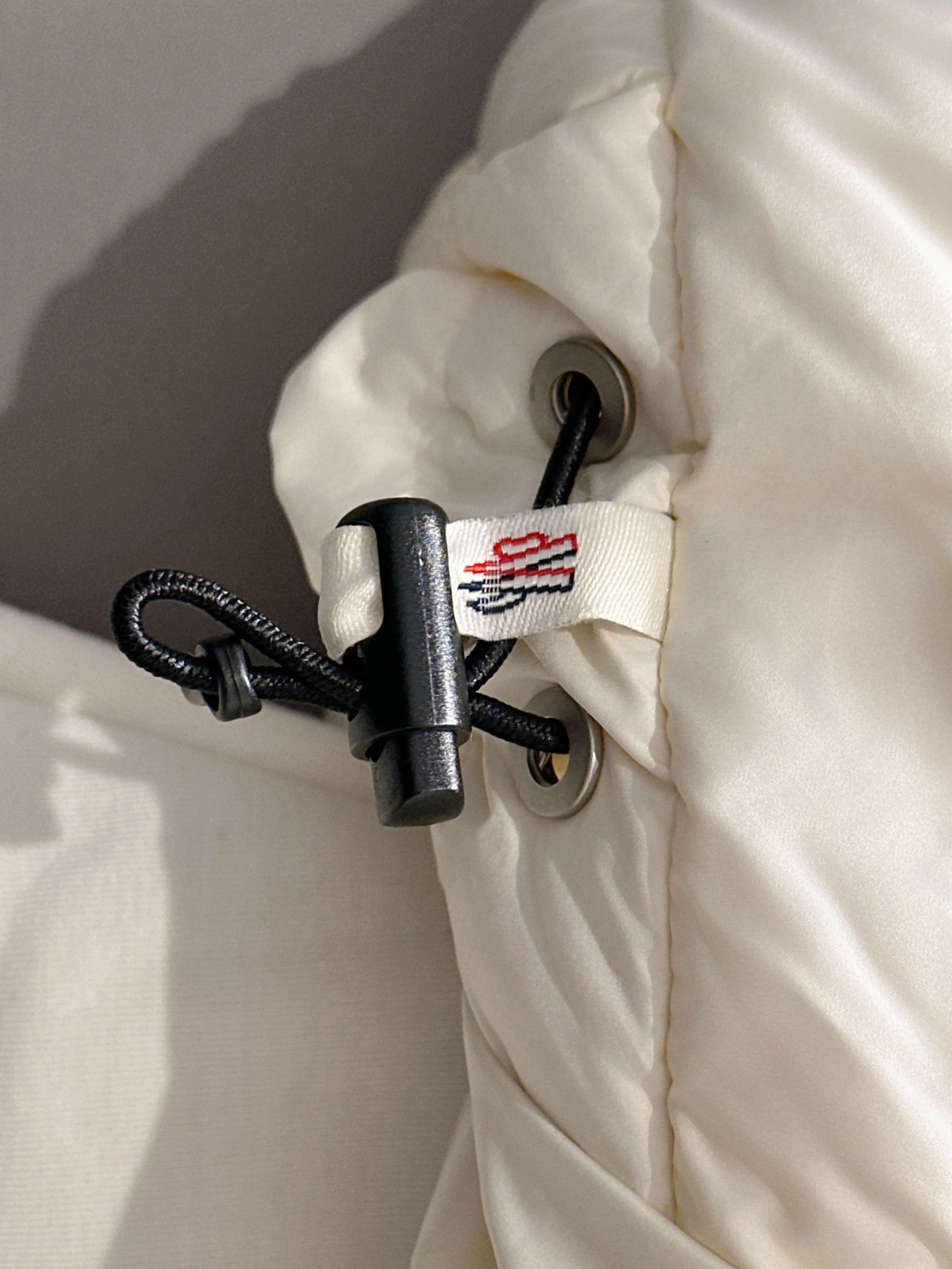 Moncler 蒙口 FW2025新款连帽拼羽绒夹克外套。经典款，一件难求。采用原版定制面料，正身充90