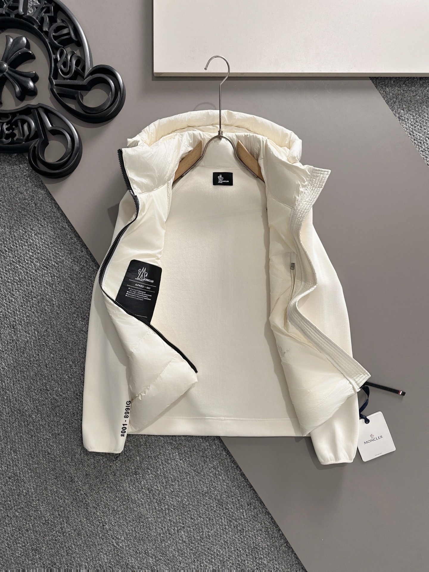 Moncler 蒙口 FW2025新款连帽拼羽绒夹克外套。经典款，一件难求。采用原版定制面料，正身充90