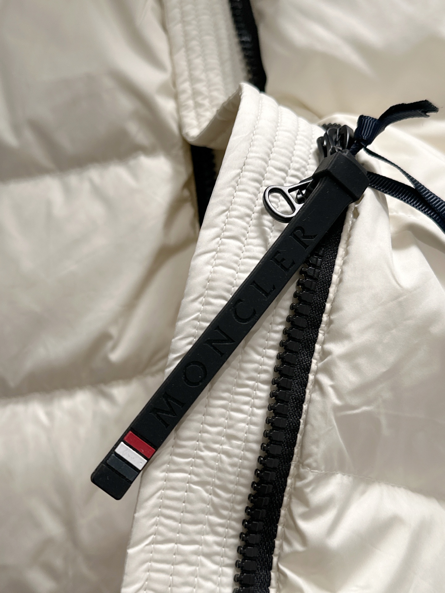 Moncler 蒙口 FW2025新款连帽拼羽绒夹克外套。经典款，一件难求。采用原版定制面料，正身充90