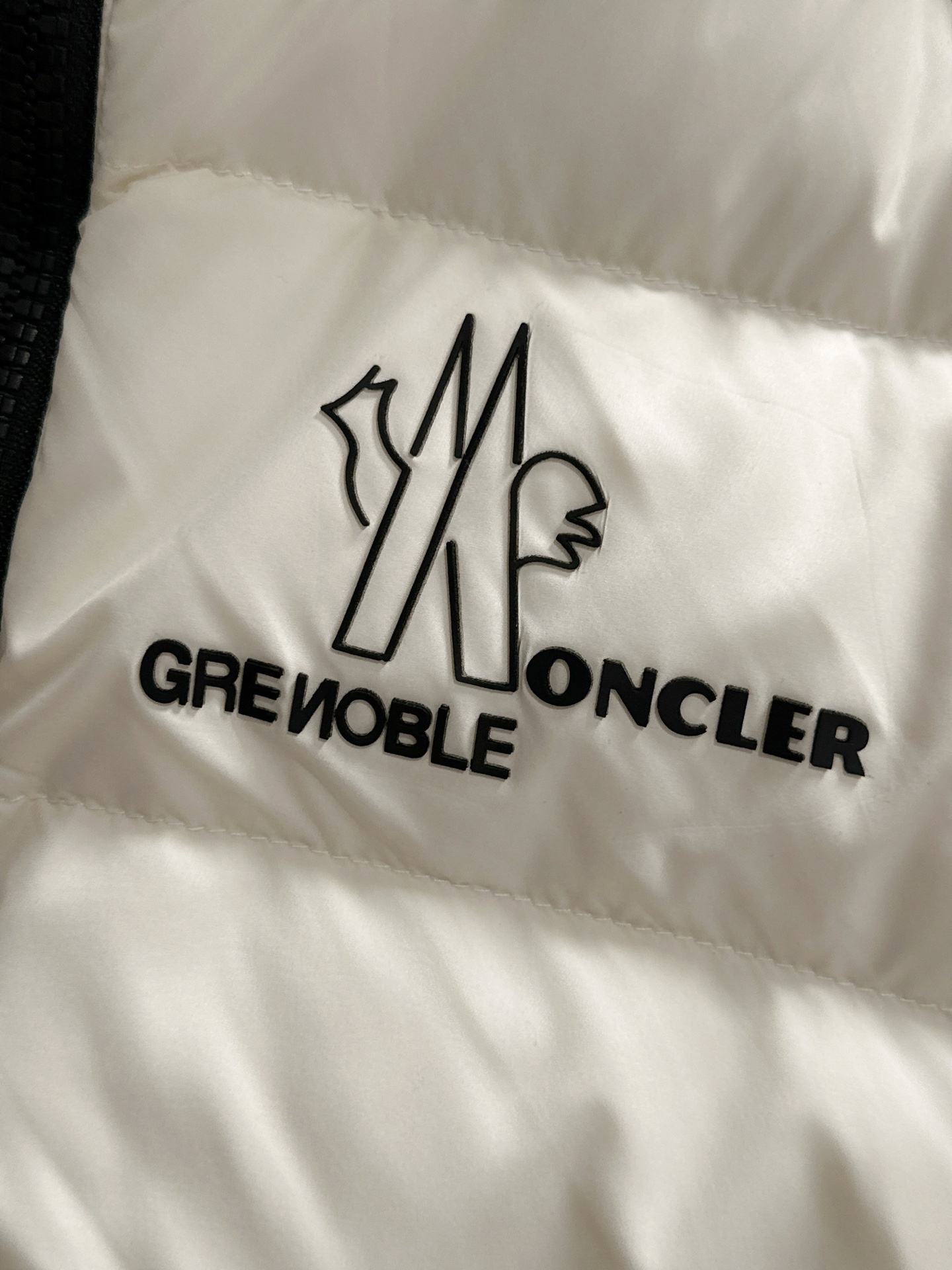 Moncler 蒙口 FW2025新款连帽拼羽绒夹克外套。经典款，一件难求。采用原版定制面料，正身充90