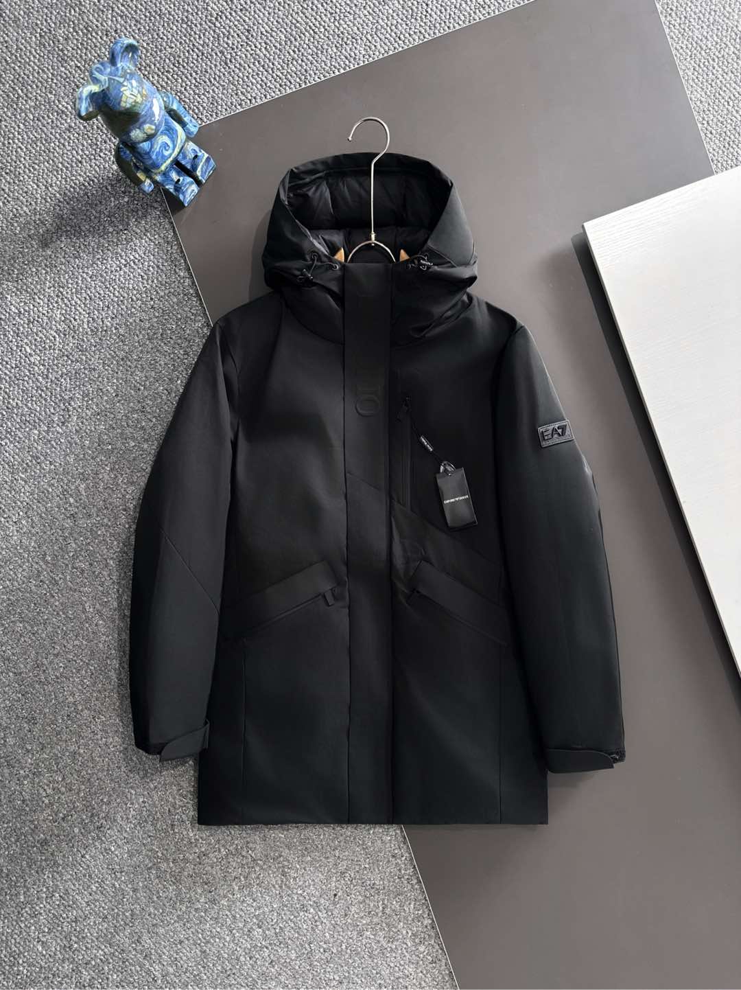 NO:601915,Evergreen Arma25FW autumn and winter new mid-length down jacket, 90 white duck down, high standard customization. The upper body is very stylish, classic and versatile. Customer-supplied hardware. It can be matched with any fashion in winter. A real top order. The version is also very good. Color: black. Size: M-3XL, armani, down jacket, alexander wang19860909长青款Arma25FW秋冬新款中长款羽绒服,90白鸭绒,高标准定制　上身非常有型 经典百搭 客供五金 冬季任何时装都可以搭配　真正的顶级订单 版型上也是非常的好 颜色 黑色 码数M-3XL,,armani,down jacket,alexander wang,Men's clothing