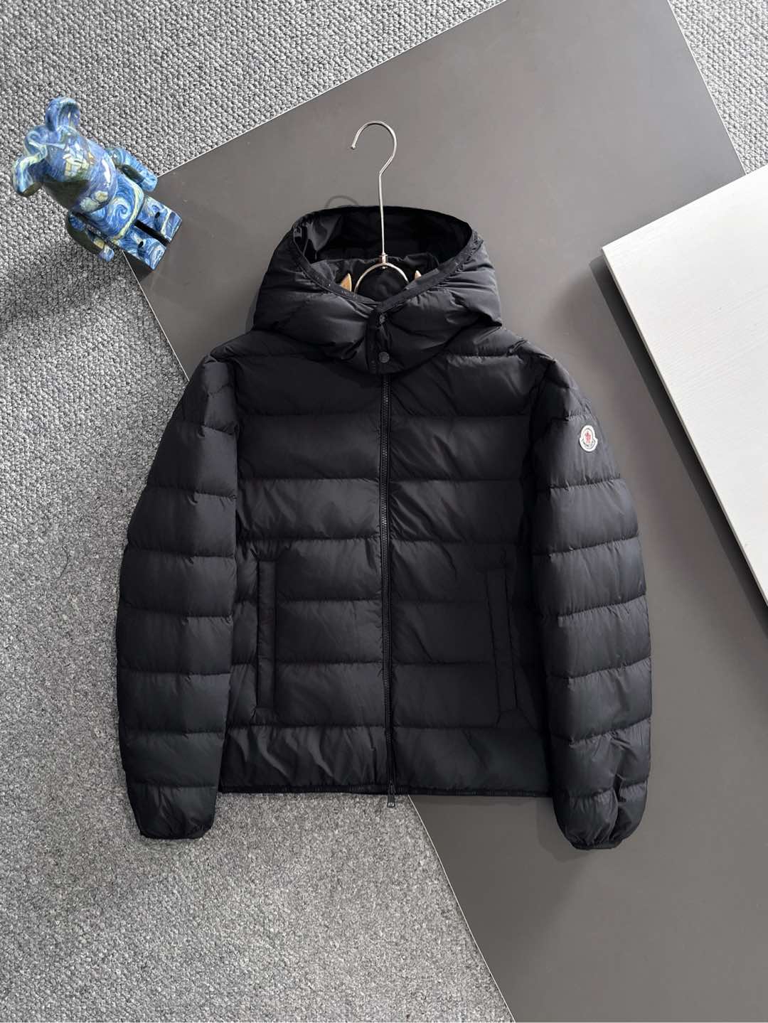 NO:601910,MO (Higher Version) C25FW Autumn and Winter New Down Down Men's Breathable Trading Company Channel is Rarely Released, and It Will Be Released Simultaneously on the Official Website!  MOC functional down jacket has become an ideal choice for outdoor enthusiasts with its advantages of comfort and functionality!  Whether in the cold winter or in harsh weather conditions, it can provide the wearer with good protection and comfort!  Secondly, the interior is filled with high-quality European standard 90 goose down. This filling is not only warm, but also light and not bloated!  The amount of down filling is controlled just right, which can maintain the warmth effect without putting too much burden on the wearer!  Convenient for daily commuting and outdoor activities!  These practical designs enable the jacket to meet the needs of users in terms of practicality and convenience!  Three-dimensional splicing tailoring conforms to the principles of ergonomic design. When worn on the upper body, it is not only practical but also shows a fashionable appearance. Sizes 1-5, jackets & coats, down jacket, alexander wang19860909MO（高版本）C25FW秋冬新款羽绒 男士透气贸易公司渠道稀出,同步官网发售！MOC机能羽绒夹克以其舒适性和功能性的优势,成为户外爱好者的理想选择！无论是在寒冷的冬季还是在恶劣的天气条件下,它都能够为穿着者提供良好的保护和舒适度！ 其次内里采用优质欧标90鹅绒填充,这种填充物不仅保暖,而且轻盈不显臃肿！充绒量的控制恰到好处,既能保持保暖效果,又不会给穿着者带来过多的负担！方便日常通勤和户外活动时的使用！这些实用的设计,使得夹克在实用性和便捷性方面都能够满足用户的需求！立体式拼接剪裁,符合人体工程学设计的原则,上身穿着时不仅实穿性强,还能够展现出时尚的颜值度 尺码1-5,,jackets & coats,down jacket,alexander wang,Men's clothing