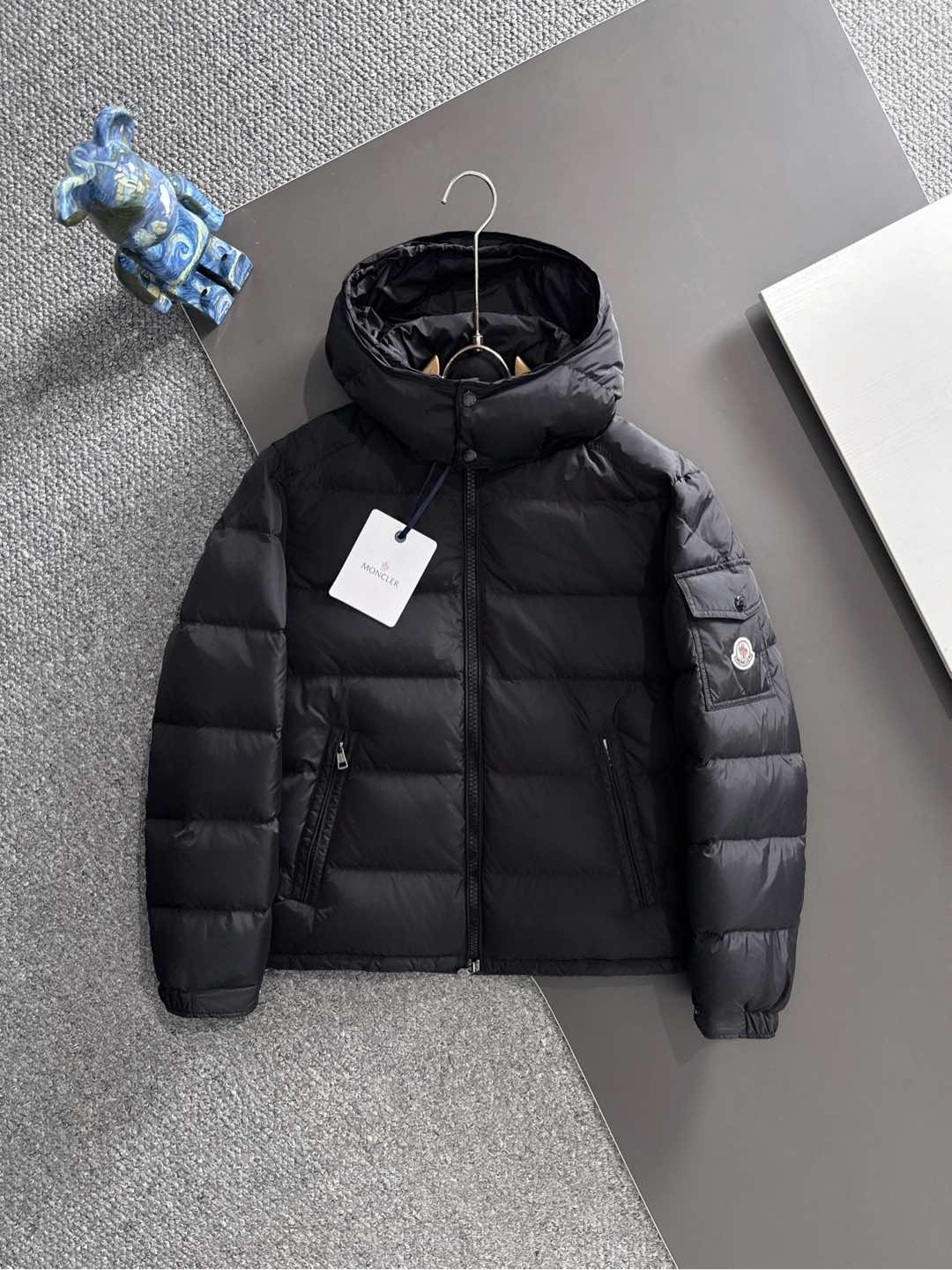 NO:601914,The high version pays attention to details. MOC25FW new autumn and winter matte black nylon Maya down jacket, the same classic badge pocket removable hooded stand collar zipper down jacket for men and women!  The trading company channel is rare, and it is available for sale on the official website at the same time for 17160RMB!  Classic Maya short down jacket, the best short down jacket in history, bar none!  The recognized top spot in the down industry, the NO.1 position has never been shaken. No matter how many years have passed, it is still the model of down jackets. It is the perfect garment in everyone's heart!  Celebrities from all walks of life are calling for Maya crazily. Modern style combined with avant-garde fashion styling elements has reshaped the classic charm of Maya's wind and snow down jacket!  The classic shape and design aesthetics are suitable for all body types. No matter whether you are tall or short, fat or thin, the upper body can show a straight and straight posture, giving people a tough and elegant temperament. There are thousands of reasons to accept Maya!  This Maya down jacket is made of black matte nylon material. It has excellent outdoor windproof and water-repellent effects and can easily cope with various occasions!  Customized brand-engraved hardware zipper accessories for customers, the details are full of high-end and exquisiteness!  The badge embroidered pocket decoration on the sleeve arm is undoubtedly the most representative, and its recognition is beyond doubt!  The interior is filled with 90 GB white duck down, which has an amazing degree of warmth and temperature locking, allowing you to spend every cold winter comfortably and warmly!  As for the detachable wind hood design, the closed state of the hood is full of three-dimensionality and the shape is sharper. It is not afraid of the cold wind and makes you energetic in the cold winter!  Size 1-5 Size 1 has shoulder width 47cm - bust 110cm - dress length 67cm - sleeve length 64cm Size 2 has shoulder width 48cm - chest 114cm - dress length 68cm - sleeve length 65cm Size 3 has shoulder width 49cm - chest 118cm - dress length 69cm - sleeve length 66cm Size 4 has shoulder width 50cm - chest 122cm - dress length 71cm - sleeve length 67cm  Size 5, shoulder width 51cm - bust 126cm - length 73cm - sleeve length 68cm. Recommended size (standard version). Height 174kg, try on size 2 which is suitable!  For boys, choose size 1 if you weigh less than 143 pounds, choose size 2 if you weigh between 143 and 156 pounds, choose size 3 if you weigh 143-156 pounds, choose size 4 if you weigh 156-170 pounds, and choose size 5 if you weigh 170-185 pounds!  All girls can choose size 1!  ,,jackets & coats,jackets & coats,down jacket,hats,alexander wang19860909高版本注意细节 MOC25FW秋冬新款哑光黑色尼龙Maya羽绒夹克,男女同款经典徽章口袋可拆卸连帽立领拉链羽绒服外套！贸易公司渠道稀出,同步官网发售17160RMB！经典Maya短款羽绒服,历史上最好的短款羽绒服,没有之一！羽绒界公认的榜首,NO.1位置从未撼动过,无论多少年过去,依然是羽绒服的典范楷模,它是所有人心中的完美服饰！ 各路明星达人都在为Maya疯狂打CALL,现代风格结合前卫的时尚造型元素,重新塑造出Maya风雪羽绒夹克的经典魅力！经典的造型设计美感,包容所有的身材穿着,无论身材高矮肥瘦,上身都能呈现出挺拔笔直的身姿,给人硬朗儒雅的气质,收下Maya有万千个理由！这款Maya羽绒服采用黑色哑光尼龙材质打造,具有优异的户外防风拒水功效,能够轻松应对各种场合！客供定制品牌刻印五金拉链辅料,细节尽显高级与精致感！袖臂上徽章刺绣口袋装饰,这无疑是最具代表性的,其辨识度毋庸置疑！内里采用90国标白鸭绒填充,其保暖锁温程度令人惊叹,让你舒适温暖的度过每一个寒冷的冬季！而拆卸式风兜帽设计造型,帽子闭合状态立体感十足,造型更加犀利,不怕寒风凛冽让你在寒冬中活力四射！尺码1-5 1码肩宽47cm-胸围110cm-衣长67cm-袖长64cm 2码肩宽48cm-胸围114cm-衣长68cm-袖长65cm 3码肩宽49cm-胸围118cm-衣长69cm-袖长66cm 4码肩宽50cm-胸围122cm-衣长71cm-袖长67cm 5码肩宽51cm-胸围126cm-衣长73cm-袖长68cm 尺码推荐（标准版型） 身高174-斤,试穿2码合适！ 男生体重斤以内选择1码,-143斤选择2码,143-156斤选择3码,156-170斤选择4码,170-185斤选择5码！ 女生全部选择1码即可！,,jackets & coats,jackets & coats,down jacket,hats,alexander wang,Men's clothing