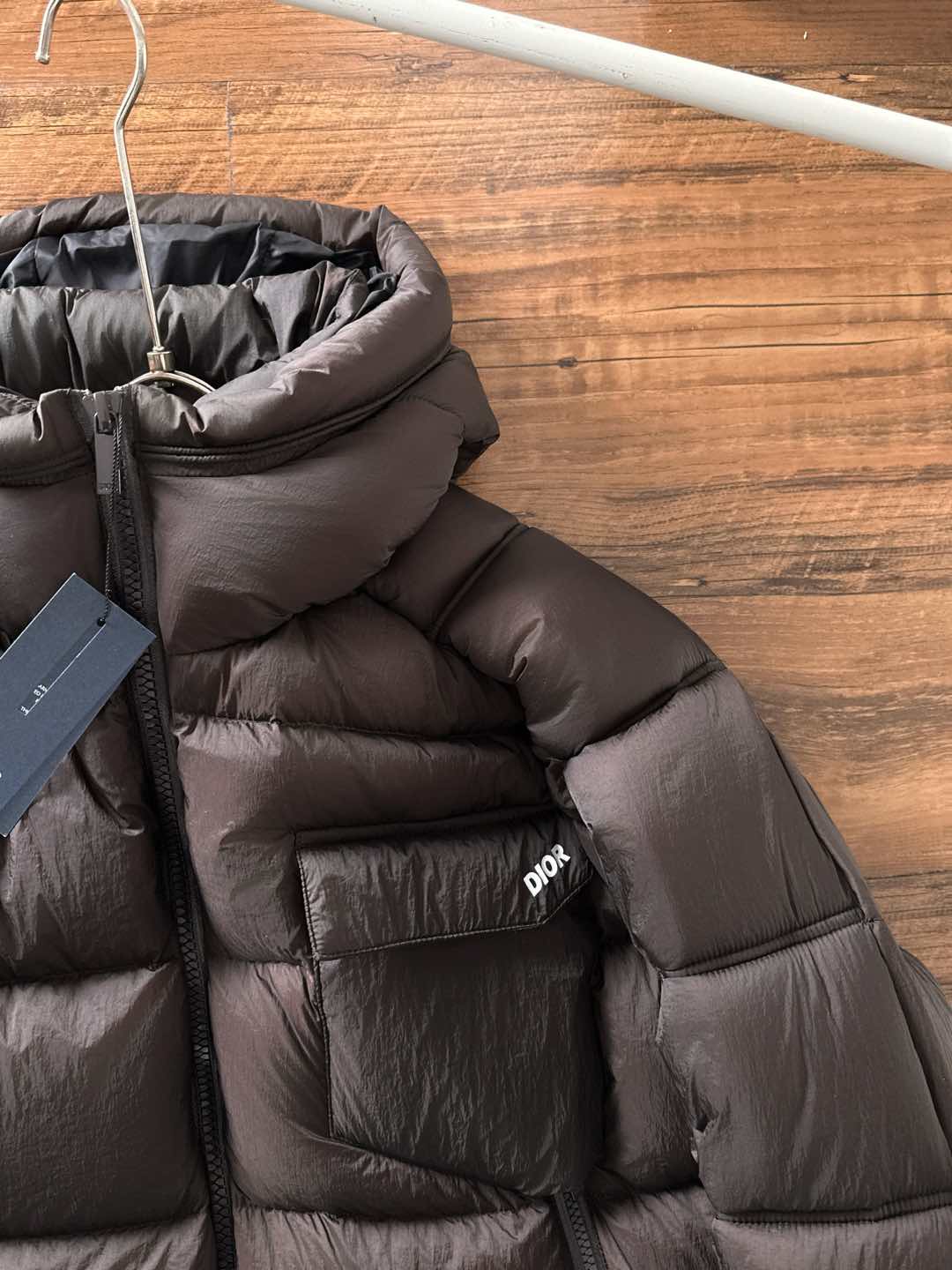 Dior 迪奥 🆕🆕🆕25年冬季最新羽绒服立体剪裁廓形版型上身显瘦帅气！胸前小logo设计、时尚感极强。